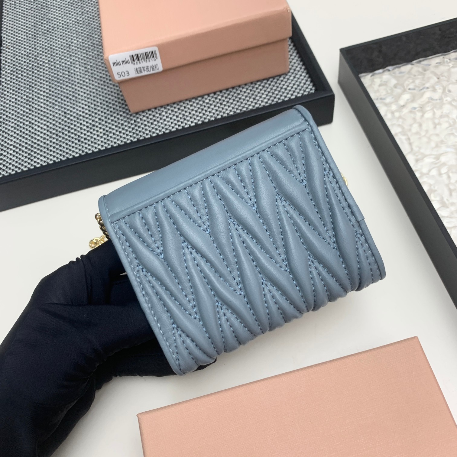 编号:503
品牌:miu miu 
颜色:黑色 粉色 蓝色
尺寸: 11*8.5*2
说明  mium