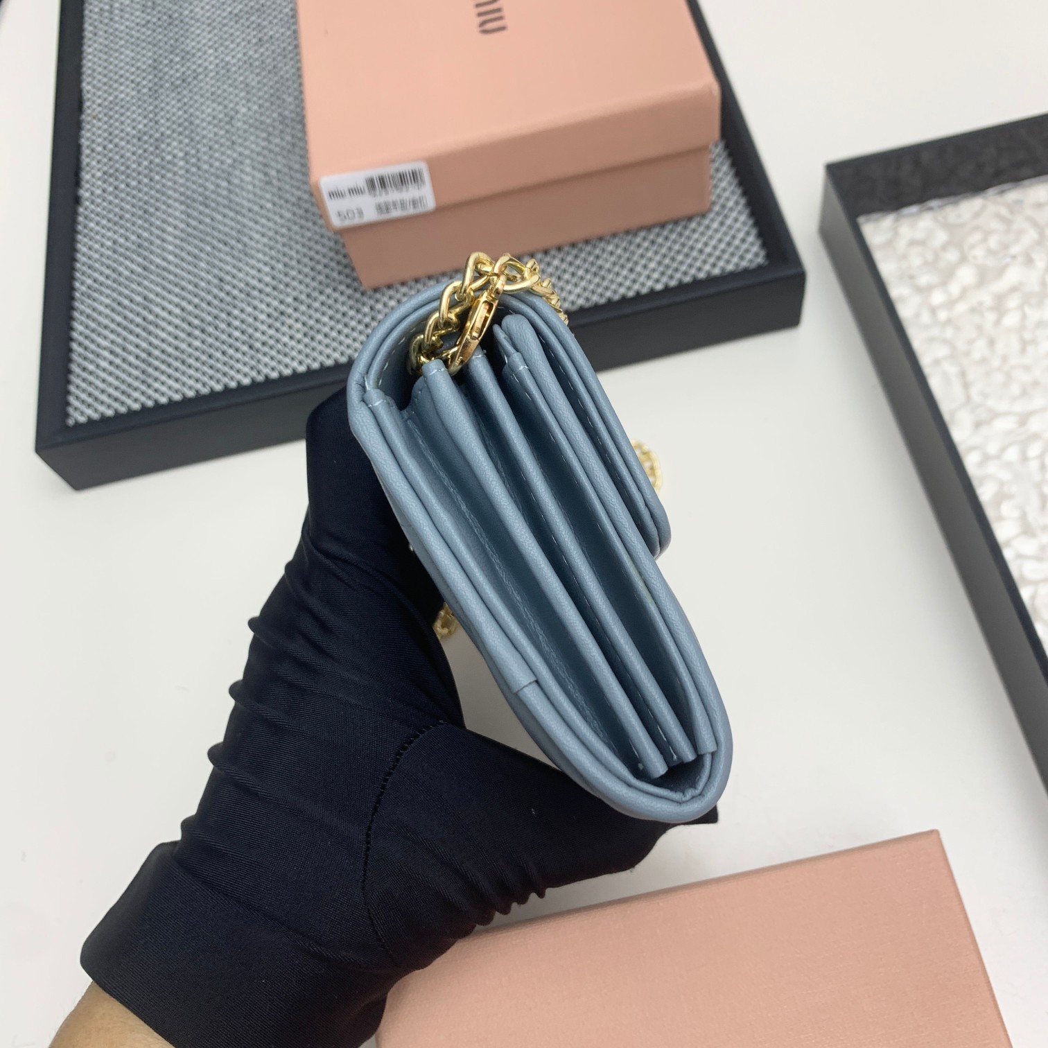 编号:503
品牌:miu miu 
颜色:黑色 粉色 蓝色
尺寸: 11*8.5*2
说明  mium