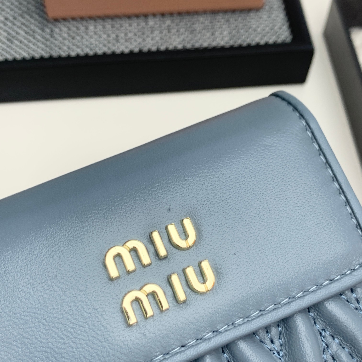 编号:503
品牌:miu miu 
颜色:黑色 粉色 蓝色
尺寸: 11*8.5*2
说明  mium