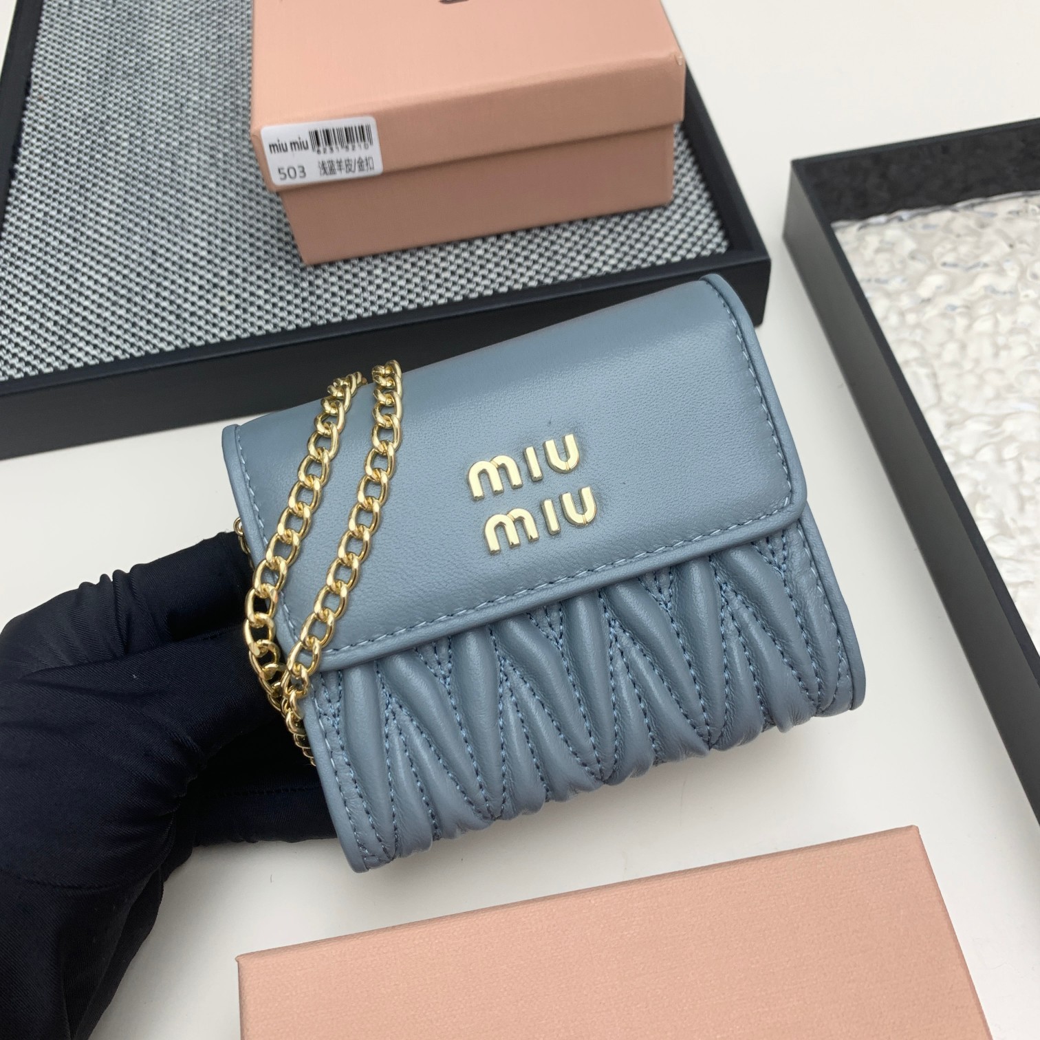 编号:503
品牌:miu miu 
颜色:黑色 粉色 蓝色
尺寸: 11*8.5*2
说明  mium