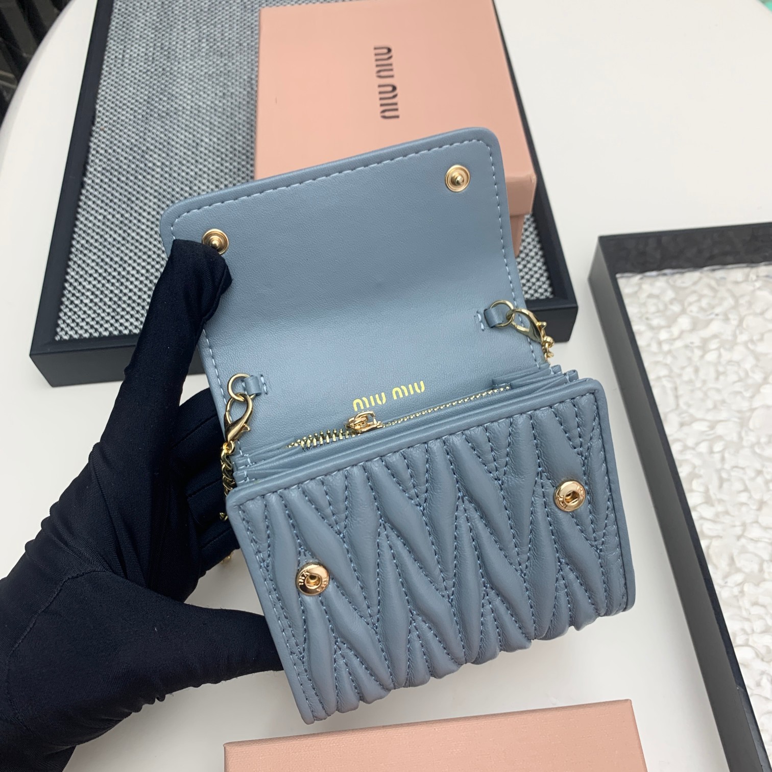 编号:503
品牌:miu miu 
颜色:黑色 粉色 蓝色
尺寸: 11*8.5*2
说明  mium