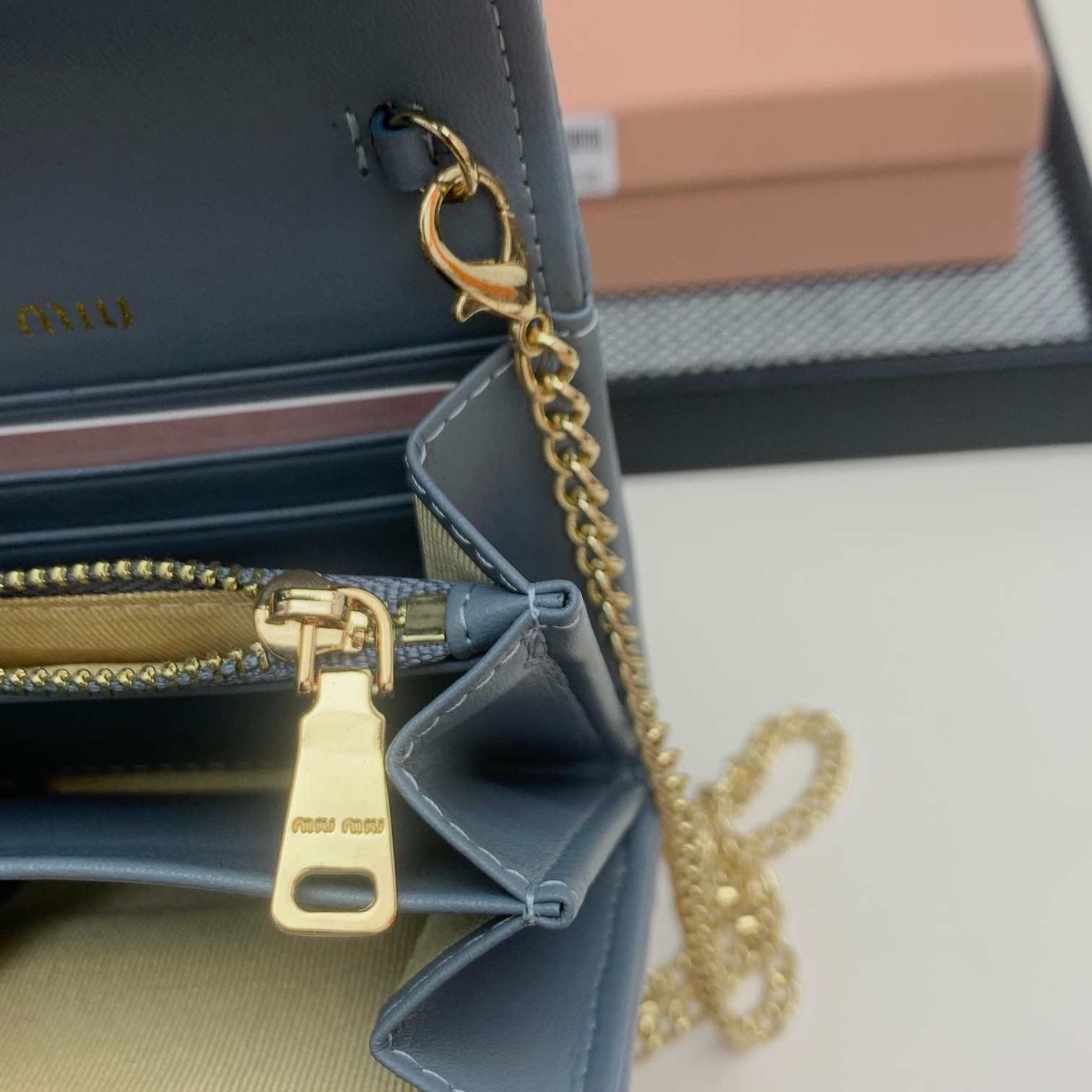 编号:503
品牌:miu miu 
颜色:黑色 粉色 蓝色
尺寸: 11*8.5*2
说明  mium