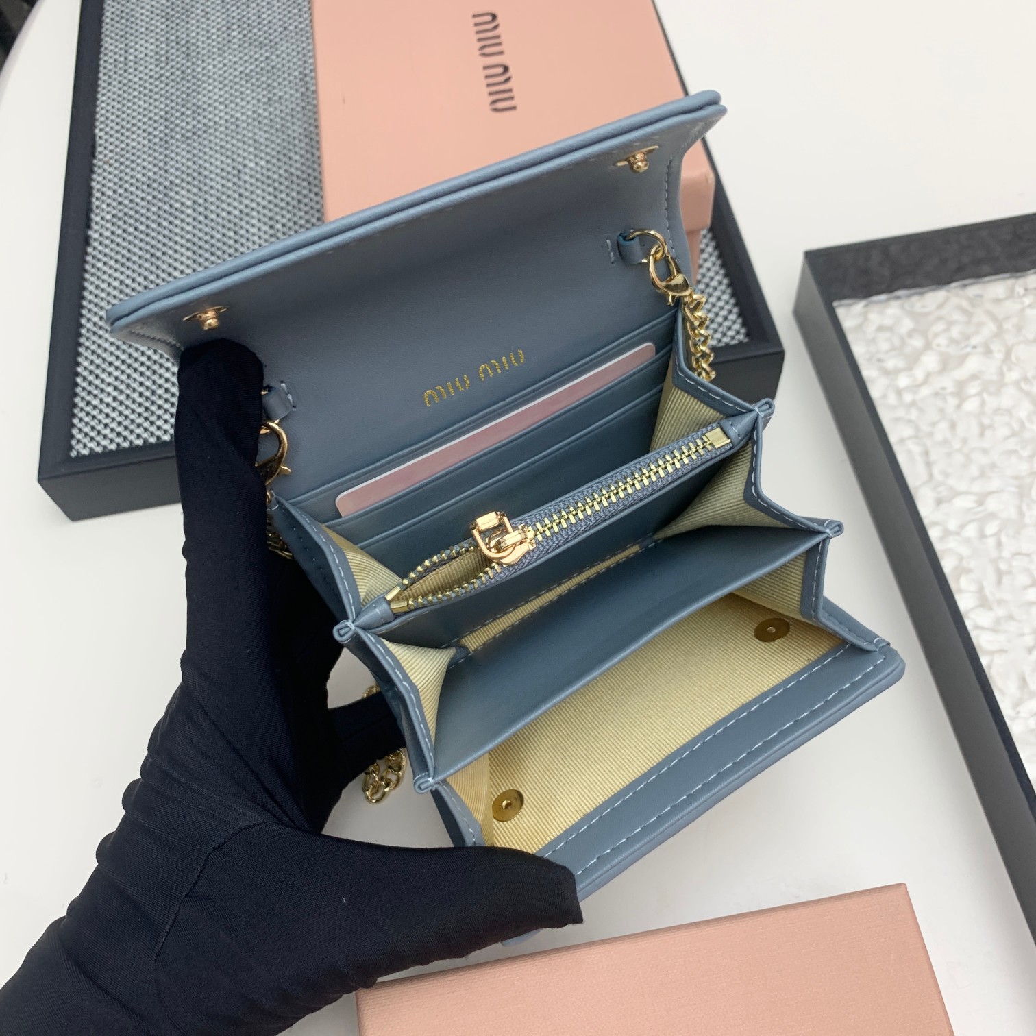编号:503
品牌:miu miu 
颜色:黑色 粉色 蓝色
尺寸: 11*8.5*2
说明  mium