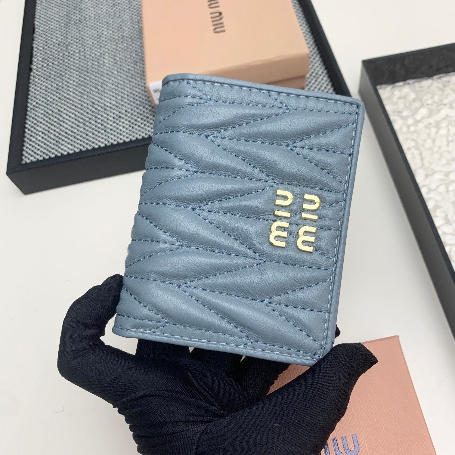 编号:504
品牌:miu miu 
颜色:黑色 粉色 蓝色
尺寸: 11*8.5*2
说明  mium