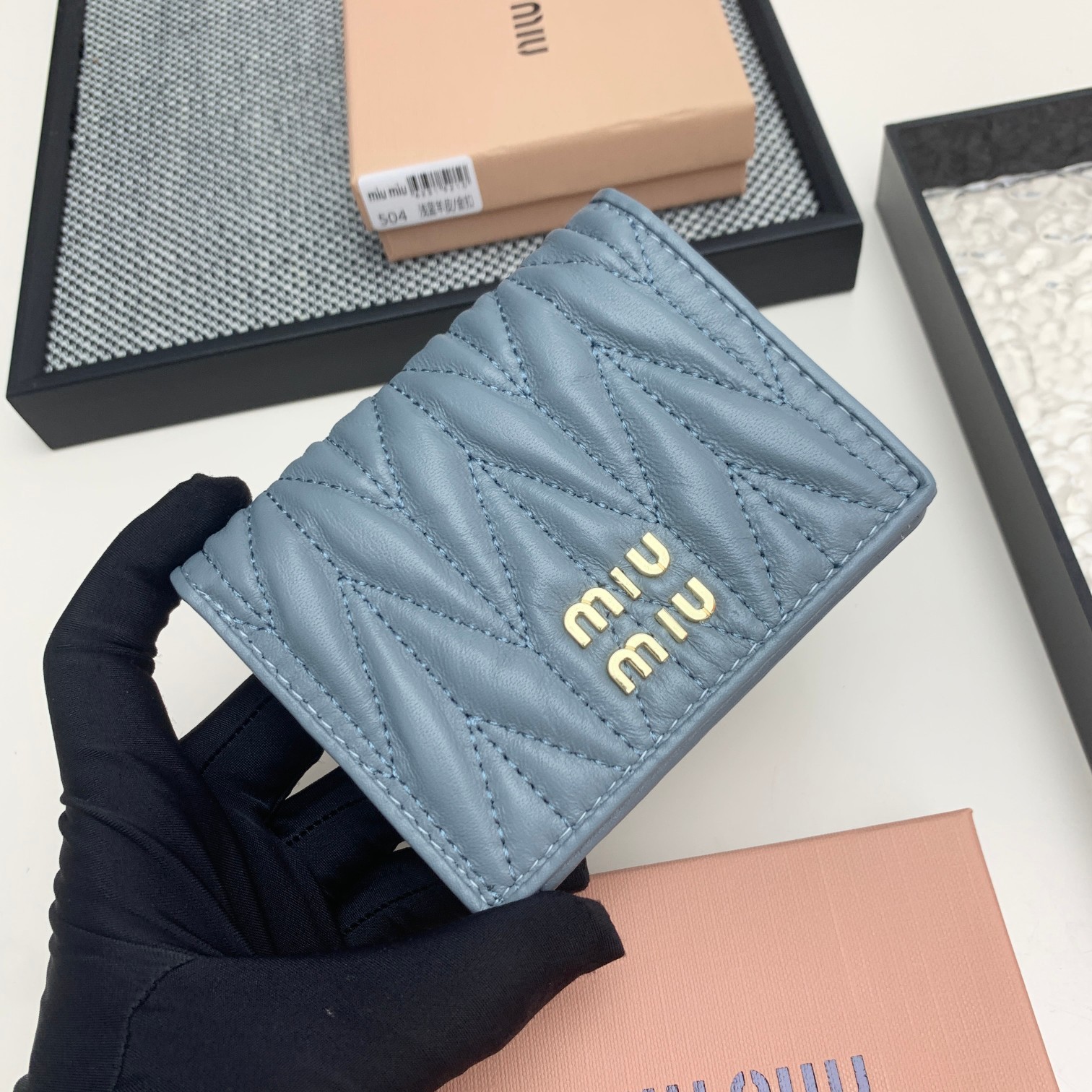 编号:504
品牌:miu miu 
颜色:黑色 粉色 蓝色
尺寸: 11*8.5*2
说明  mium