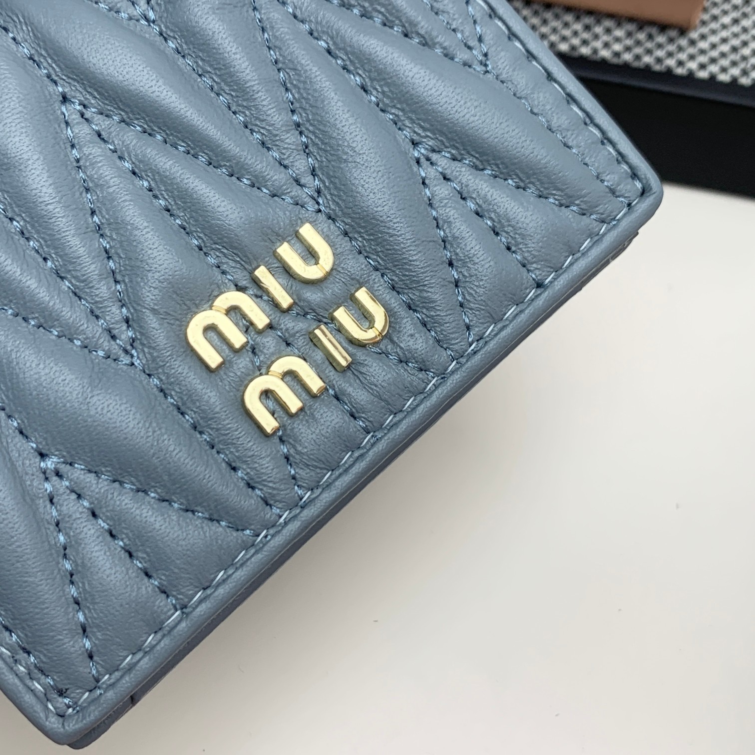 编号:504
品牌:miu miu 
颜色:黑色 粉色 蓝色
尺寸: 11*8.5*2
说明  mium