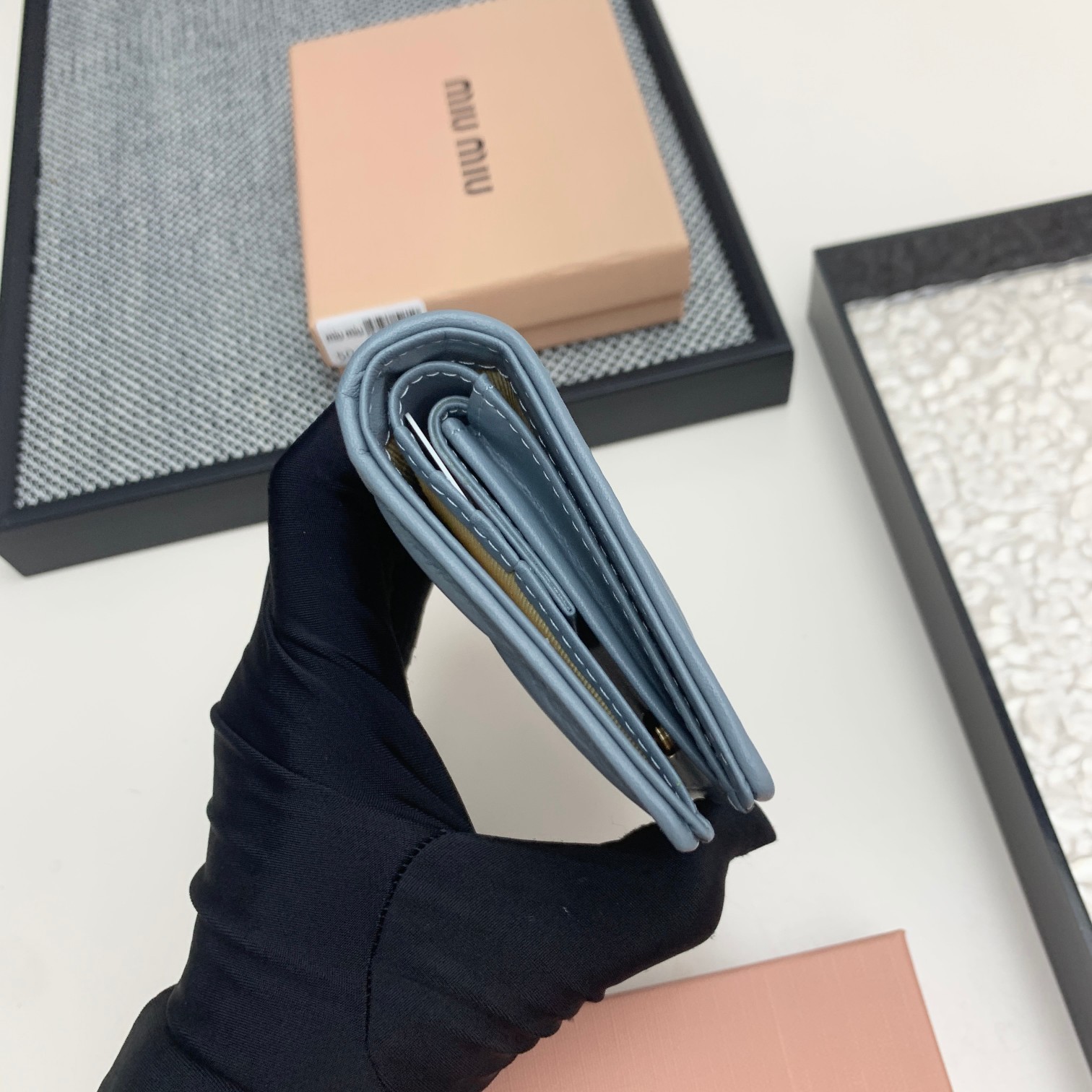 编号:504
品牌:miu miu 
颜色:黑色 粉色 蓝色
尺寸: 11*8.5*2
说明  mium