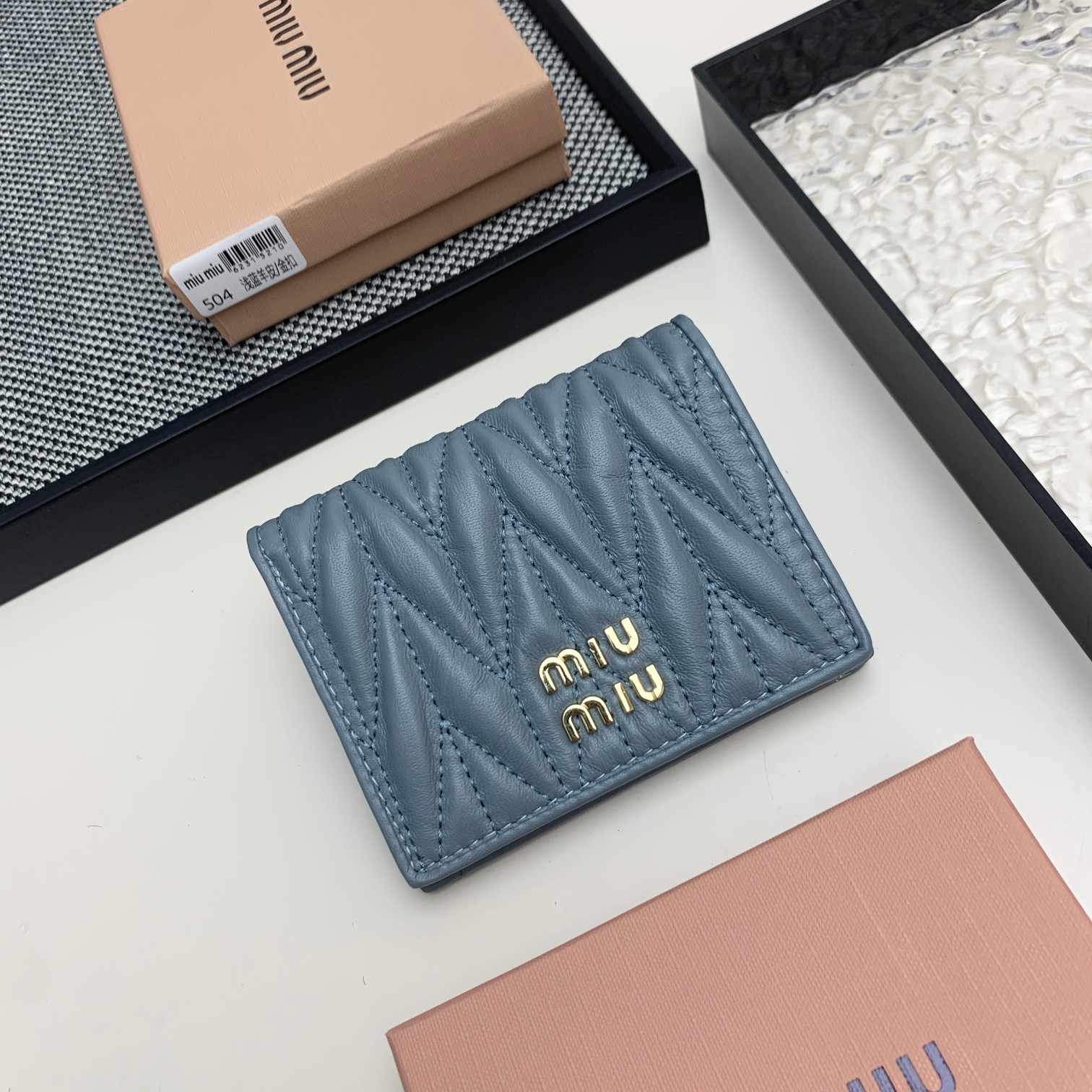 编号:504
品牌:miu miu 
颜色:黑色 粉色 蓝色
尺寸: 11*8.5*2
说明  mium