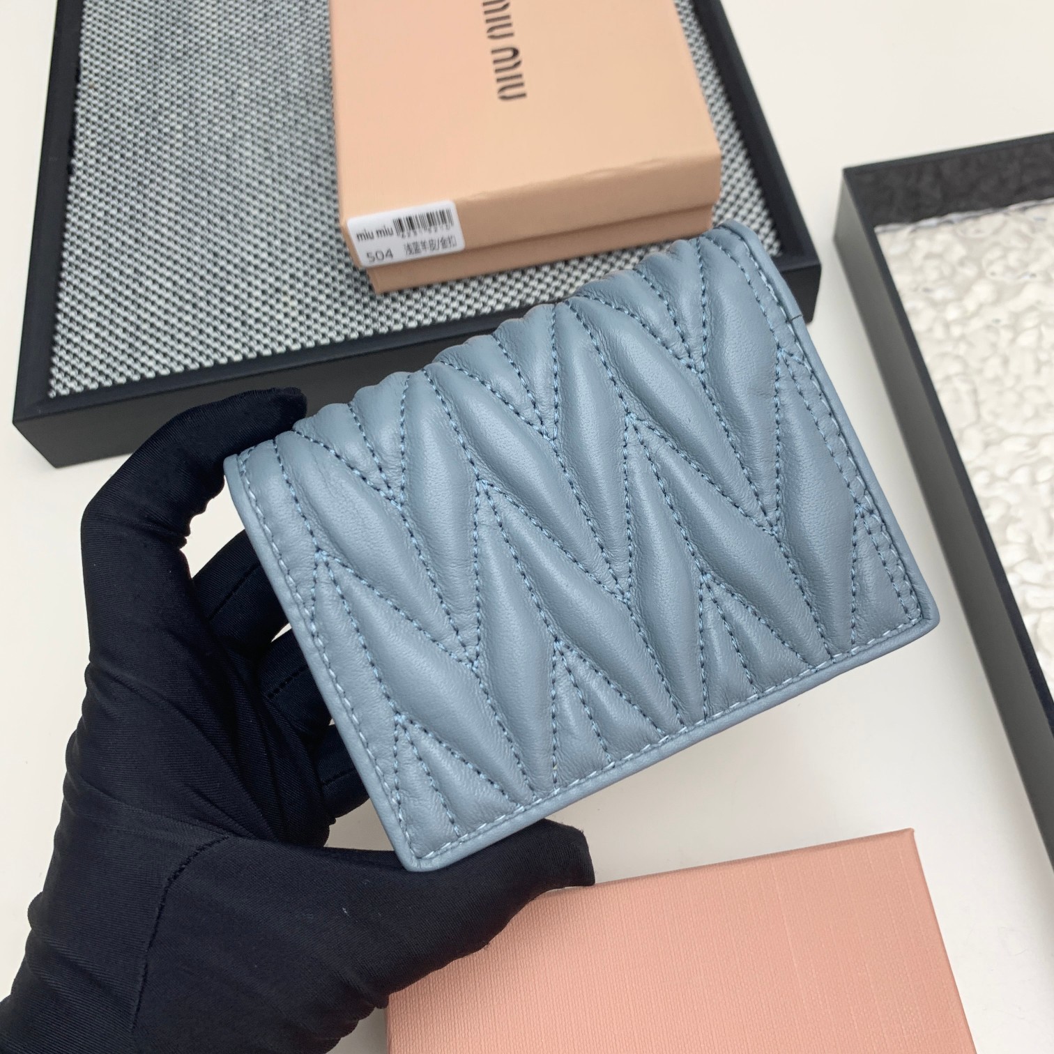 编号:504
品牌:miu miu 
颜色:黑色 粉色 蓝色
尺寸: 11*8.5*2
说明  mium