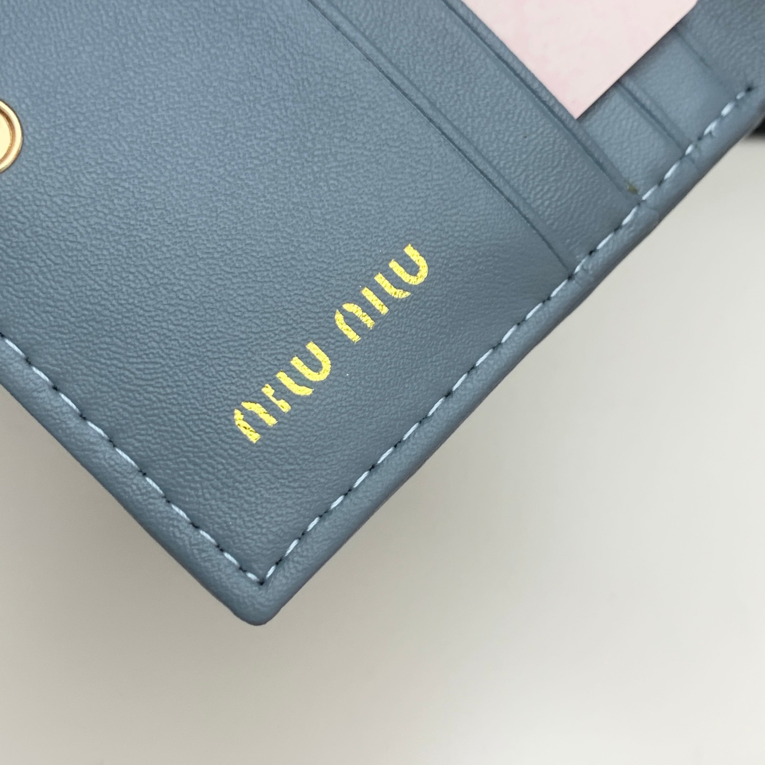 编号:504
品牌:miu miu 
颜色:黑色 粉色 蓝色
尺寸: 11*8.5*2
说明  mium
