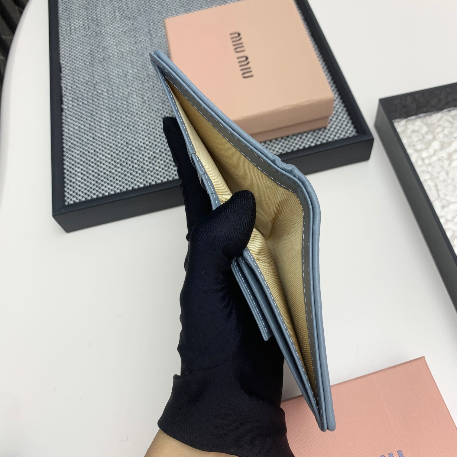 编号:504
品牌:miu miu 
颜色:黑色 粉色 蓝色
尺寸: 11*8.5*2
说明  mium
