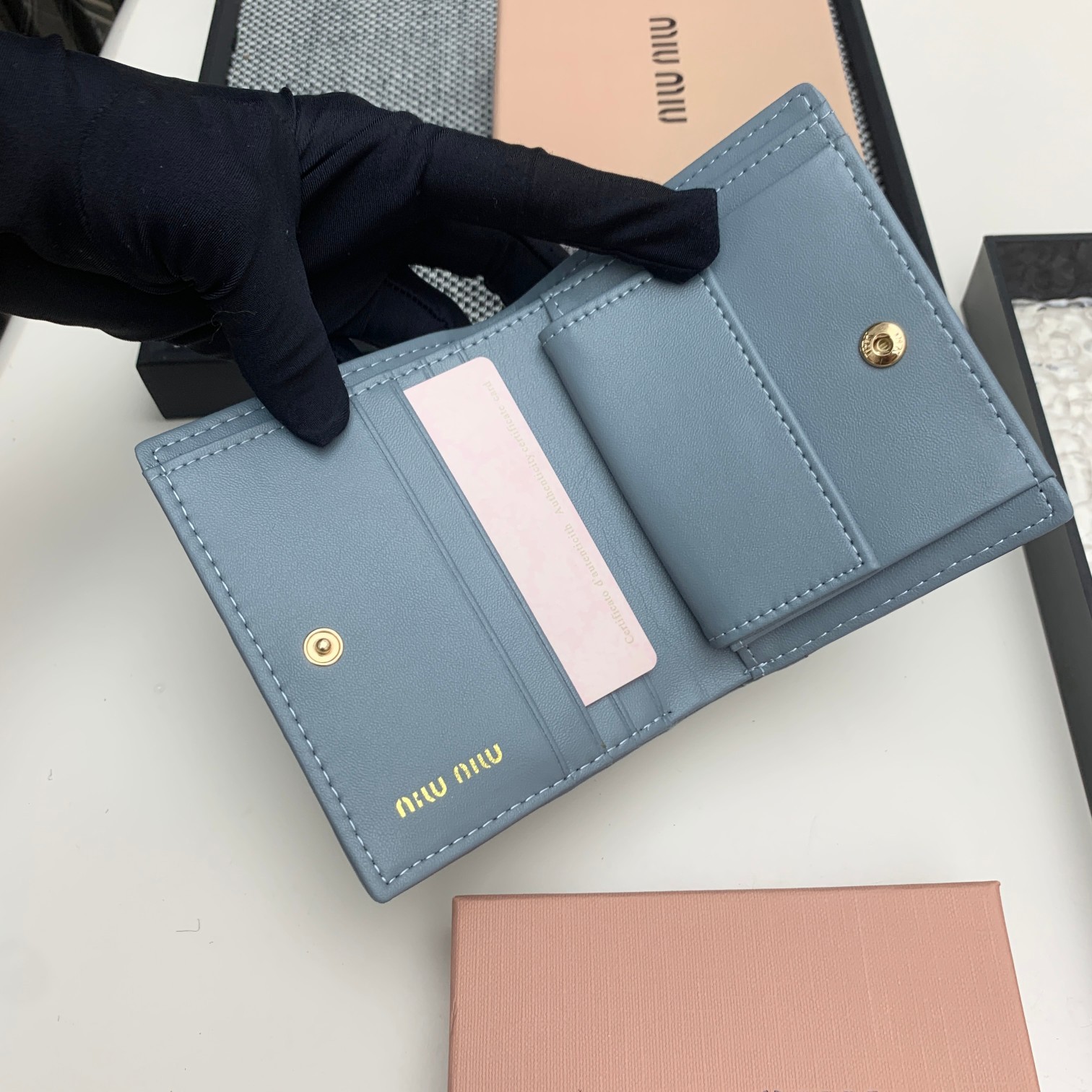 编号:504
品牌:miu miu 
颜色:黑色 粉色 蓝色
尺寸: 11*8.5*2
说明  mium