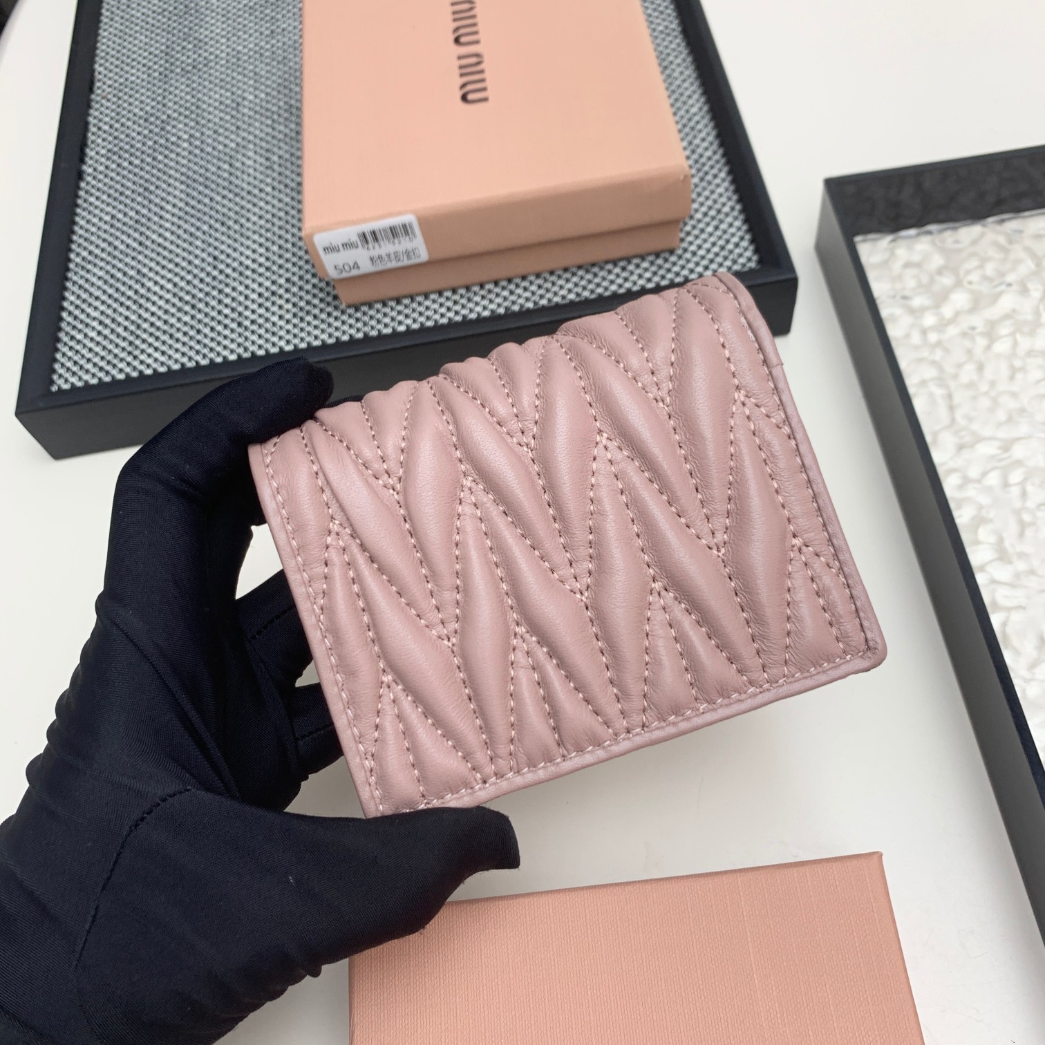 编号:504
品牌:miu miu 
颜色:黑色 粉色 蓝色
尺寸: 11*8.5*2
说明  mium