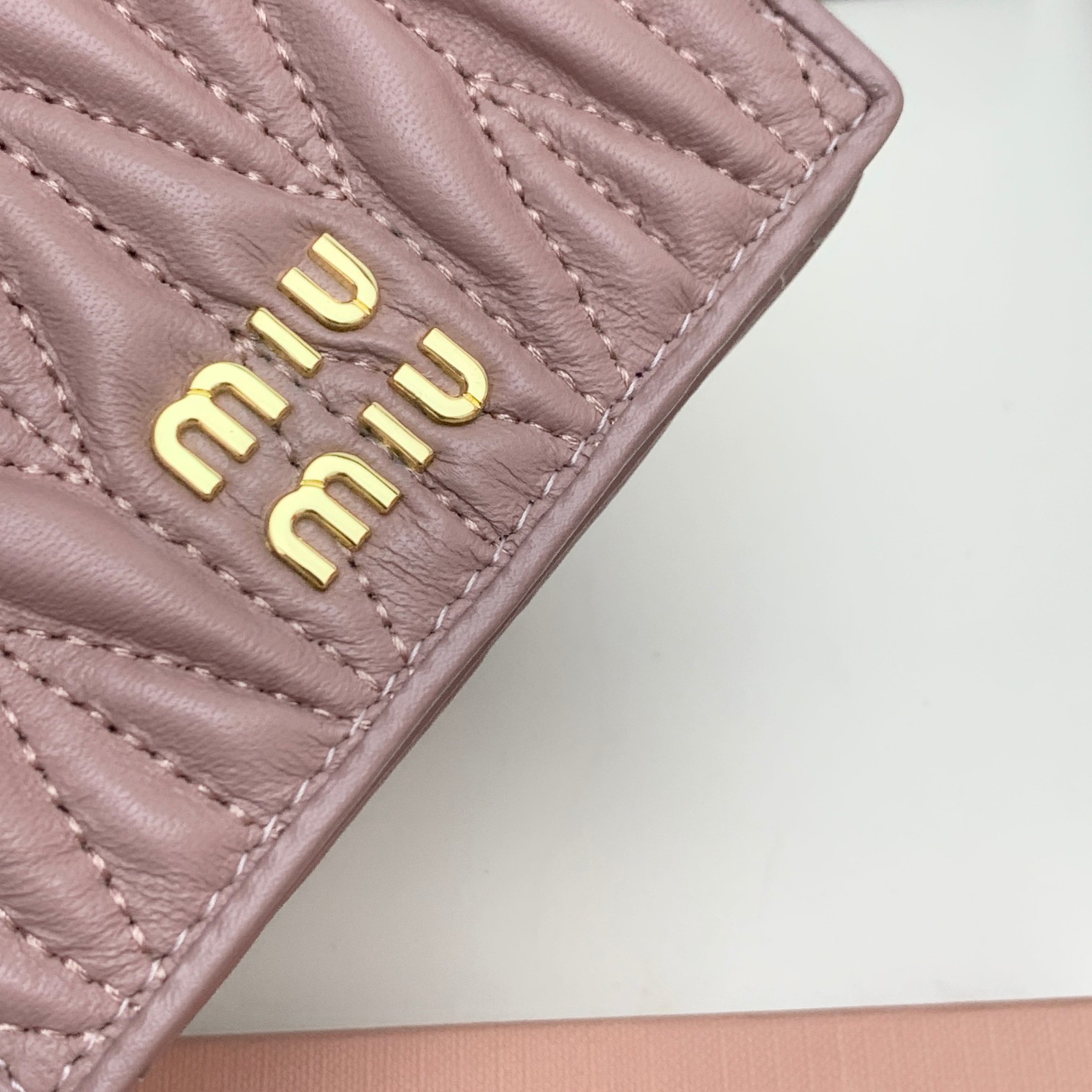 编号:504
品牌:miu miu 
颜色:黑色 粉色 蓝色
尺寸: 11*8.5*2
说明  mium