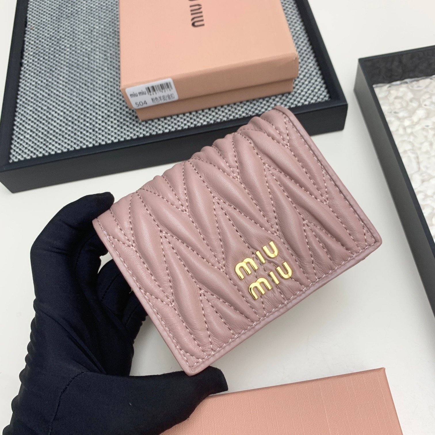 编号:504
品牌:miu miu 
颜色:黑色 粉色 蓝色
尺寸: 11*8.5*2
说明  mium