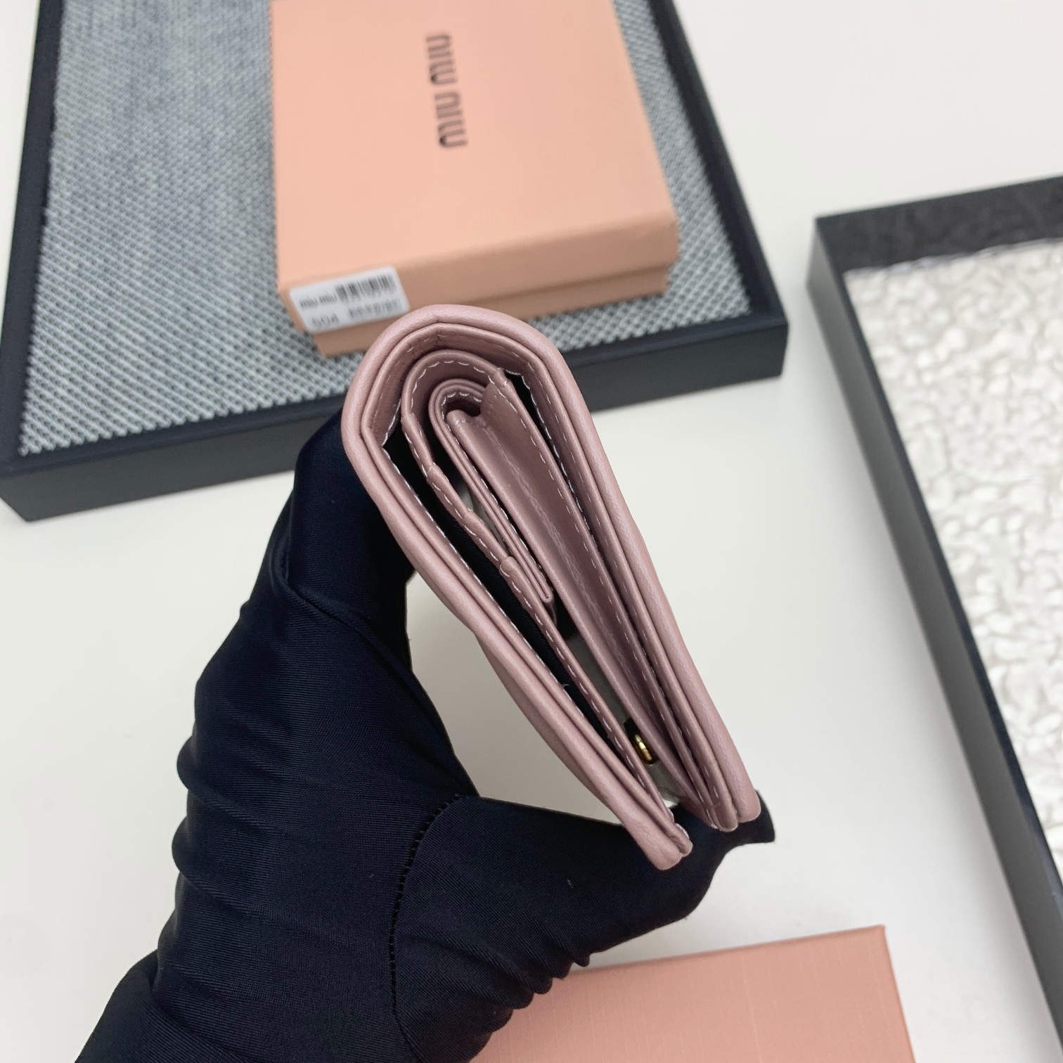 编号:504
品牌:miu miu 
颜色:黑色 粉色 蓝色
尺寸: 11*8.5*2
说明  mium