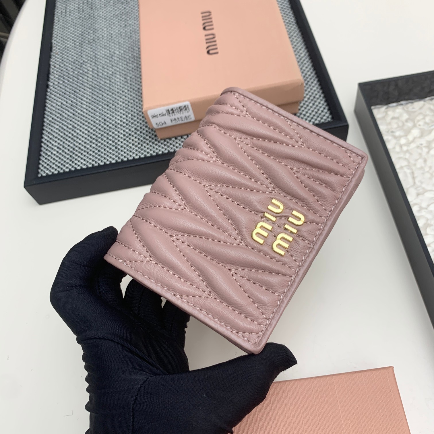 编号:504
品牌:miu miu 
颜色:黑色 粉色 蓝色
尺寸: 11*8.5*2
说明  mium