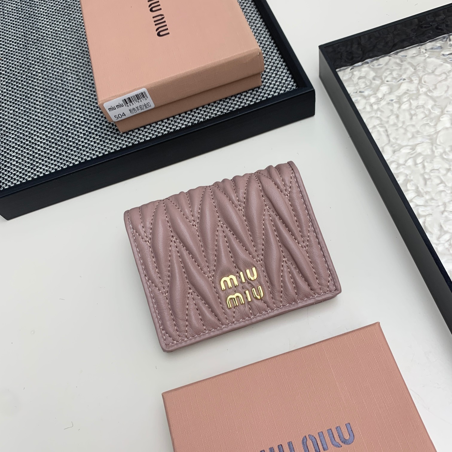 编号:504
品牌:miu miu 
颜色:黑色 粉色 蓝色
尺寸: 11*8.5*2
说明  mium