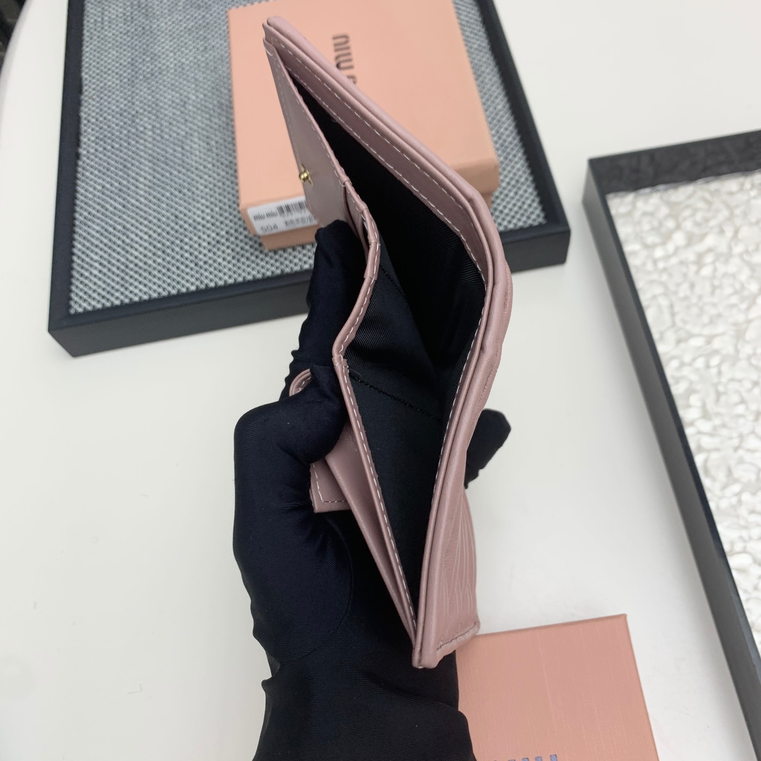 编号:504
品牌:miu miu 
颜色:黑色 粉色 蓝色
尺寸: 11*8.5*2
说明  mium