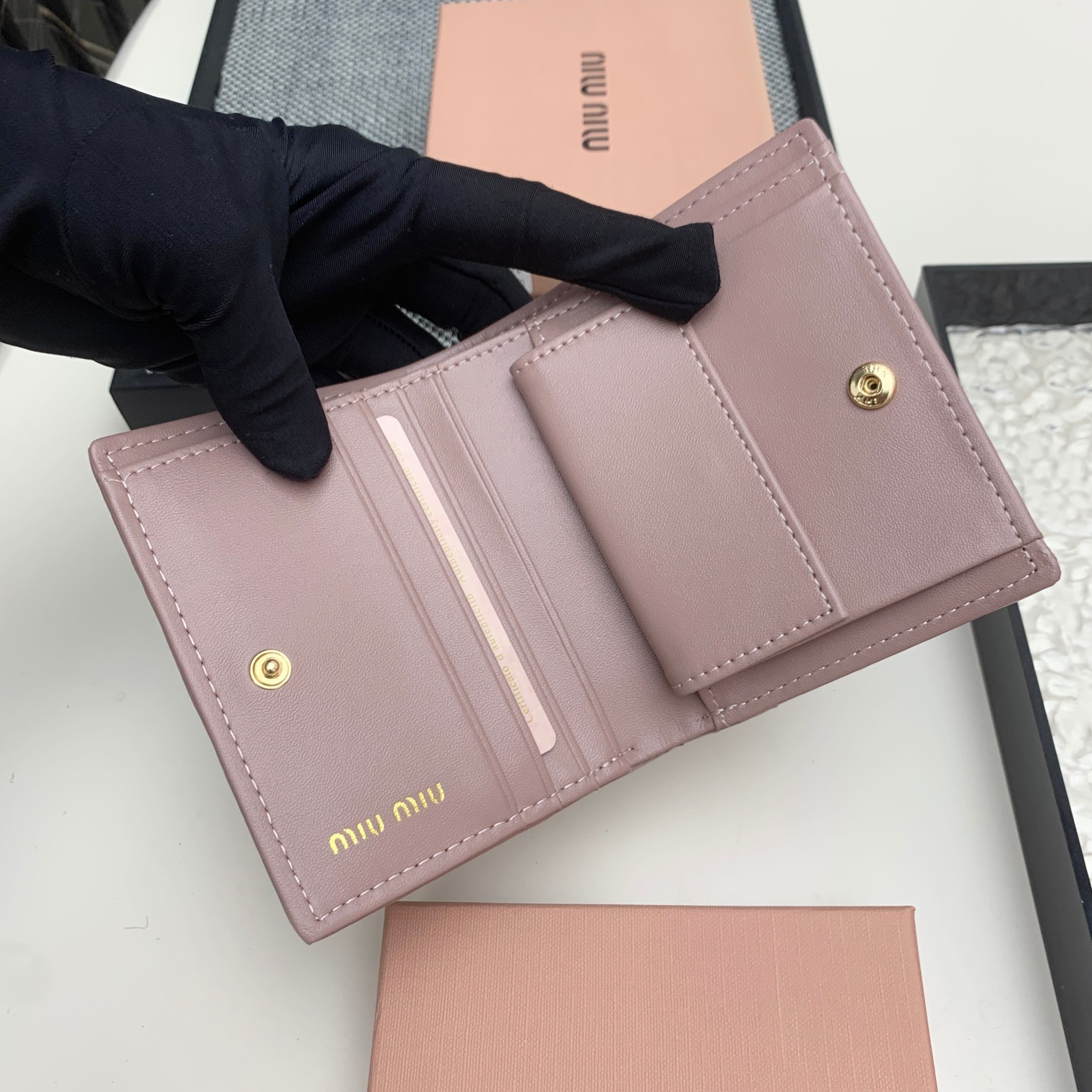 编号:504
品牌:miu miu 
颜色:黑色 粉色 蓝色
尺寸: 11*8.5*2
说明  mium