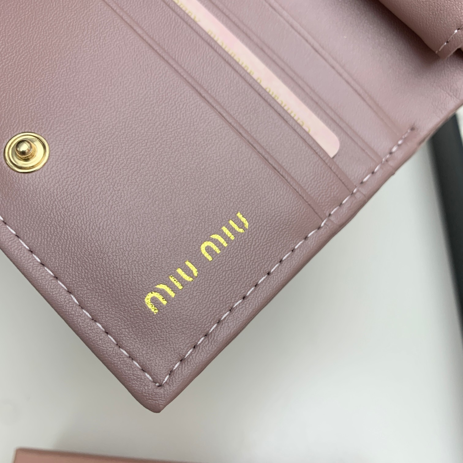编号:504
品牌:miu miu 
颜色:黑色 粉色 蓝色
尺寸: 11*8.5*2
说明  mium