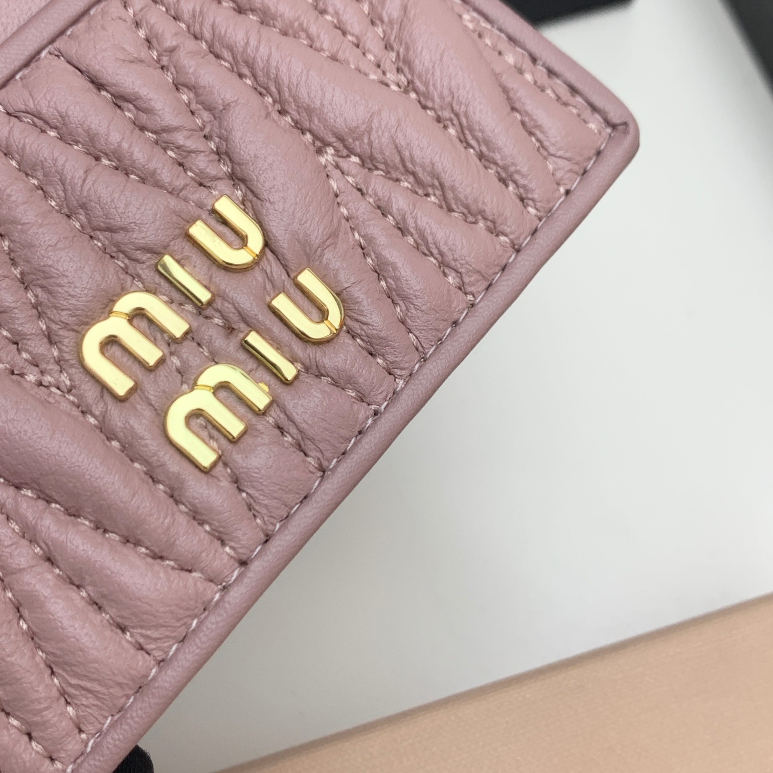 编号：506
品牌：miu miu 
颜色：黑色 粉色 蓝色
尺寸： 10*7*1
说明  miumiu