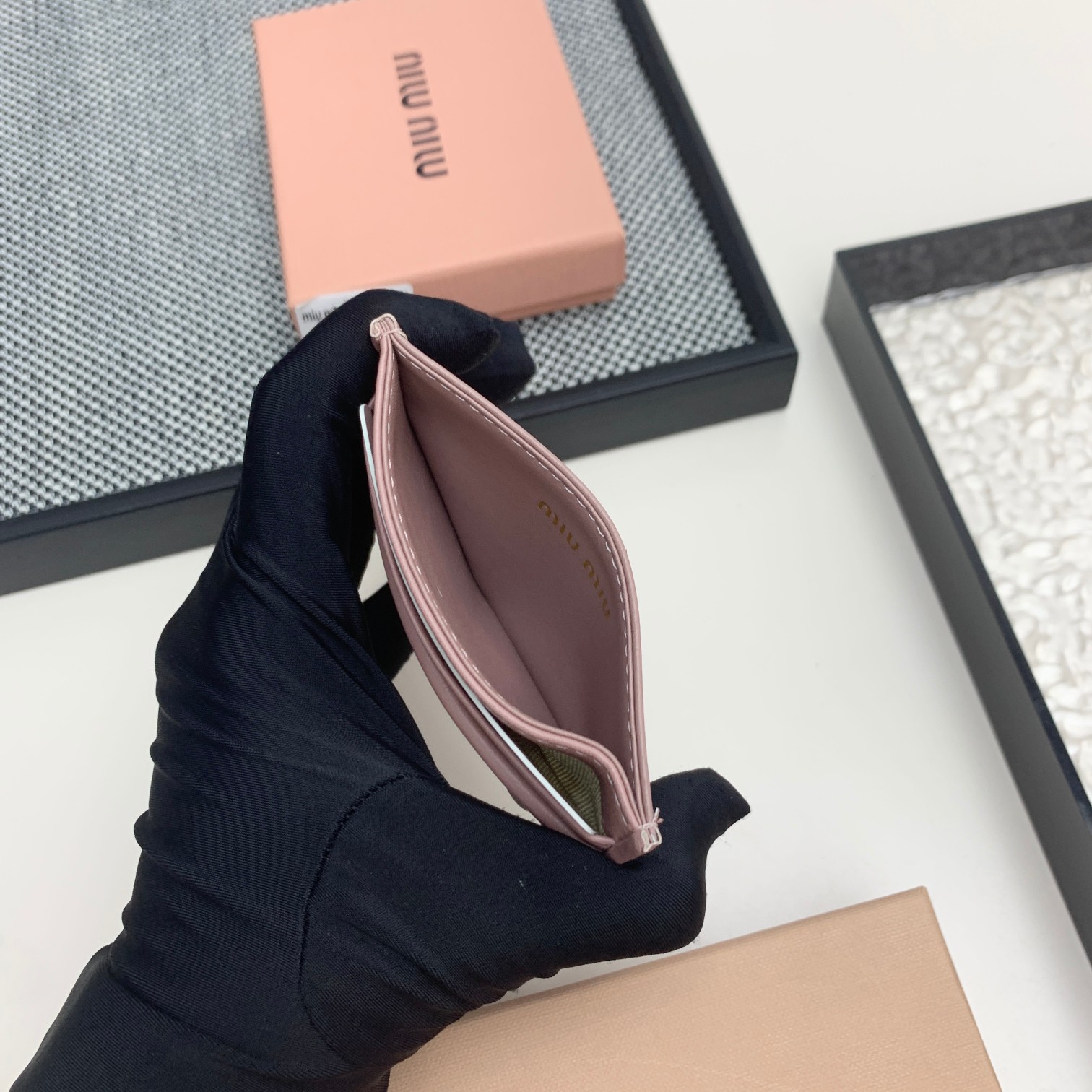 编号：506
品牌：miu miu 
颜色：黑色 粉色 蓝色
尺寸： 10*7*1
说明  miumiu
