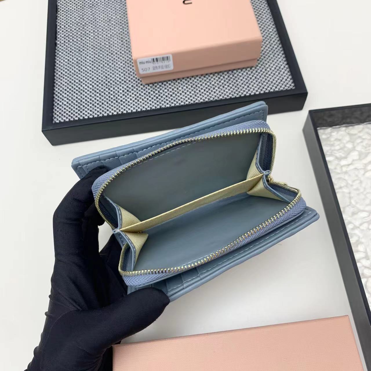 编号:507
品牌:miu miu 
颜色:黑色 粉色 蓝色
尺寸: 13.5.*9.5.*3.5
说明
