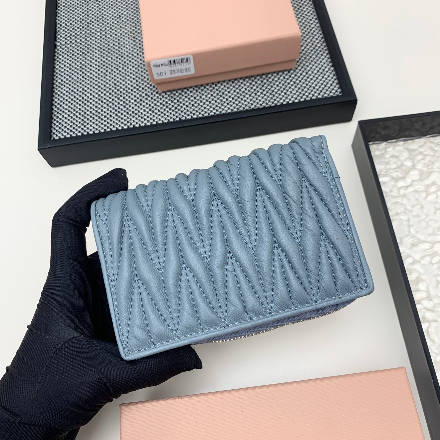 编号:507
品牌:miu miu 
颜色:黑色 粉色 蓝色
尺寸: 13.5.*9.5.*3.5
说明