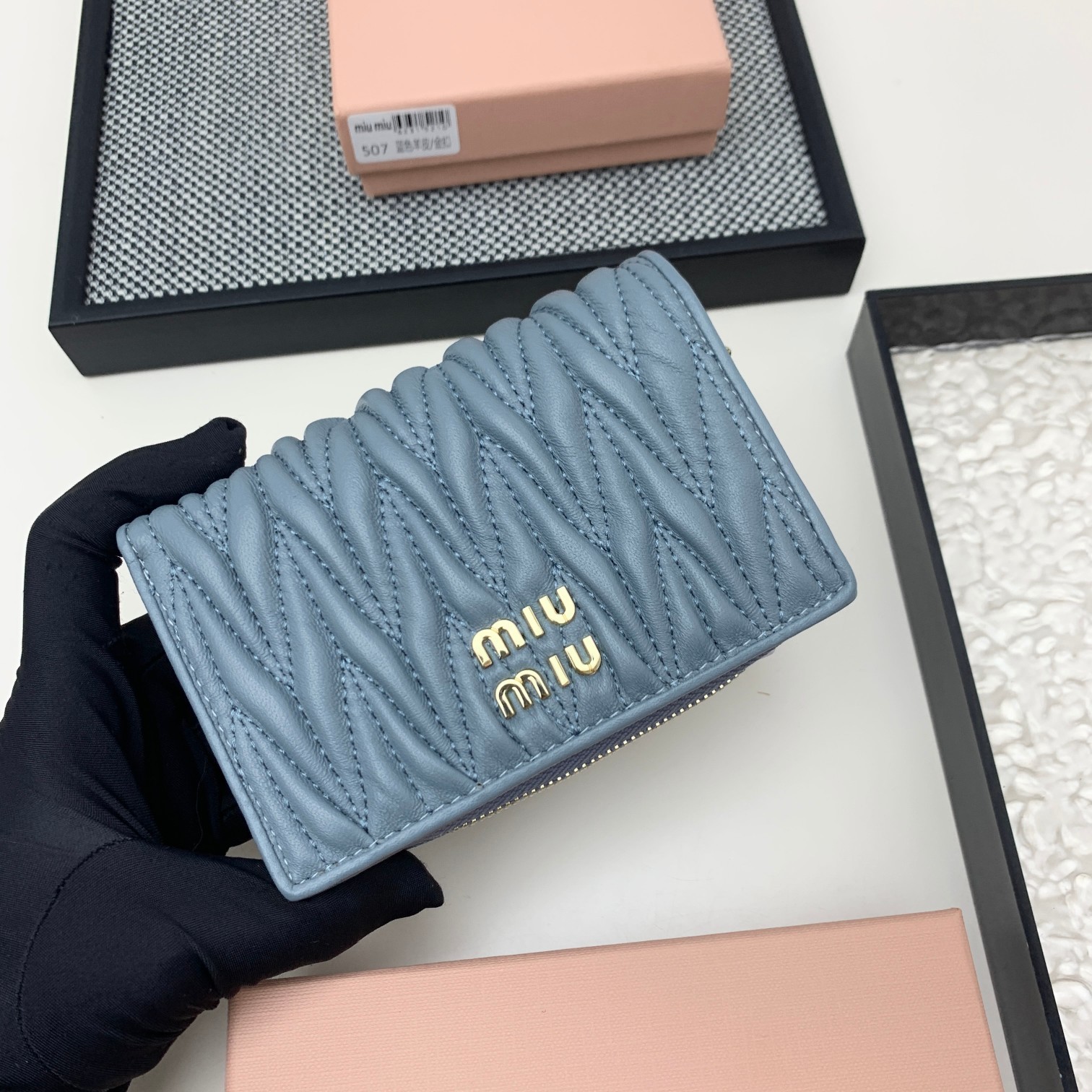 编号:507
品牌:miu miu 
颜色:黑色 粉色 蓝色
尺寸: 13.5.*9.5.*3.5
说明