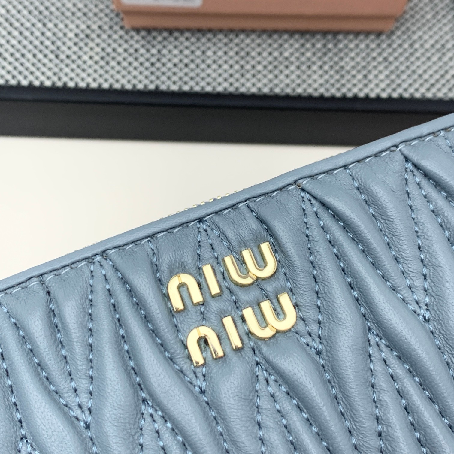 编号:507
品牌:miu miu 
颜色:黑色 粉色 蓝色
尺寸: 13.5.*9.5.*3.5
说明