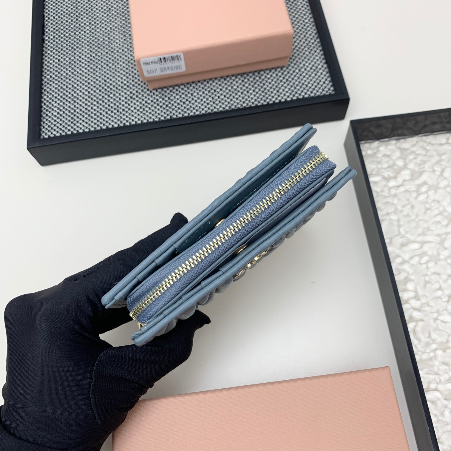 编号:507
品牌:miu miu 
颜色:黑色 粉色 蓝色
尺寸: 13.5.*9.5.*3.5
说明