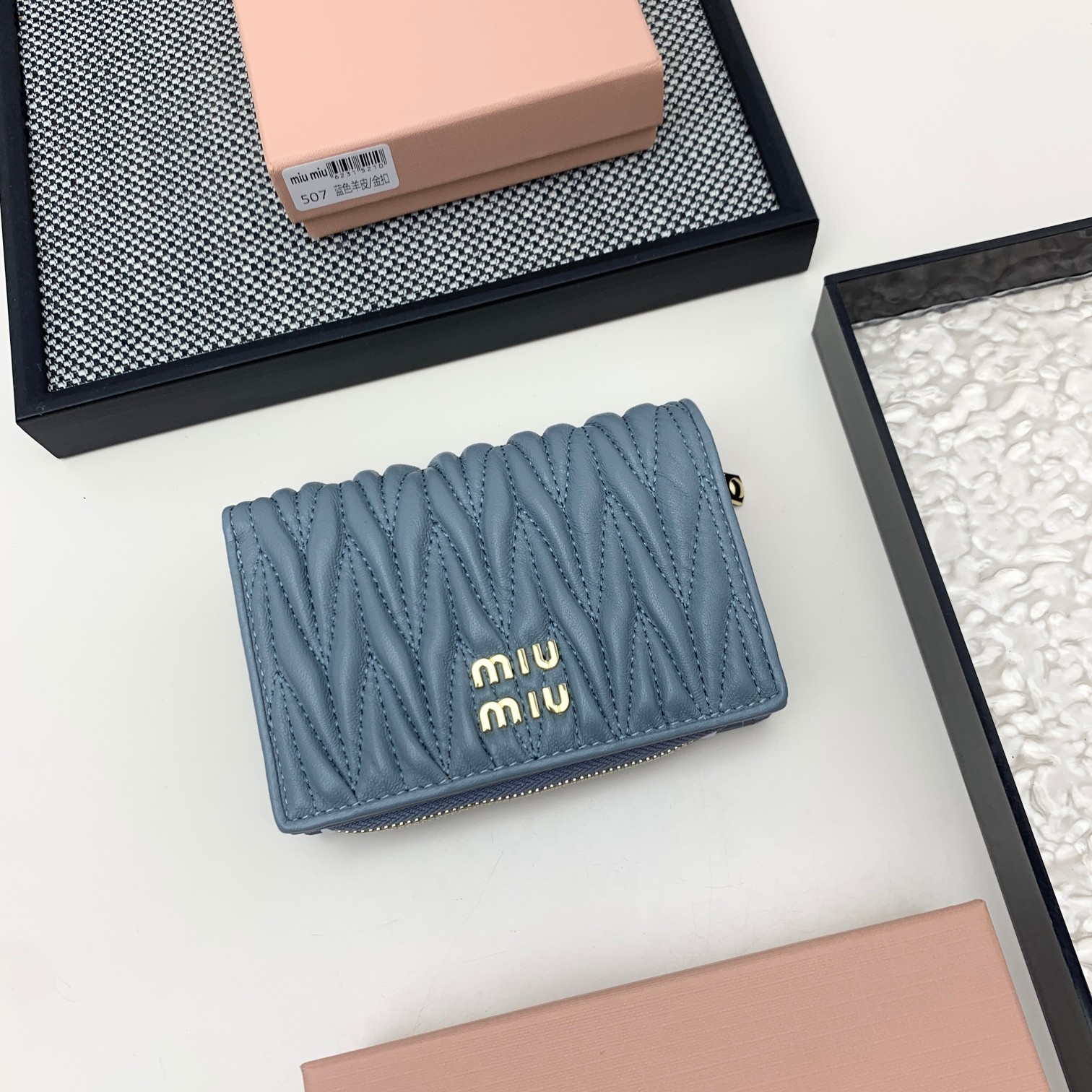 编号:507
品牌:miu miu 
颜色:黑色 粉色 蓝色
尺寸: 13.5.*9.5.*3.5
说明