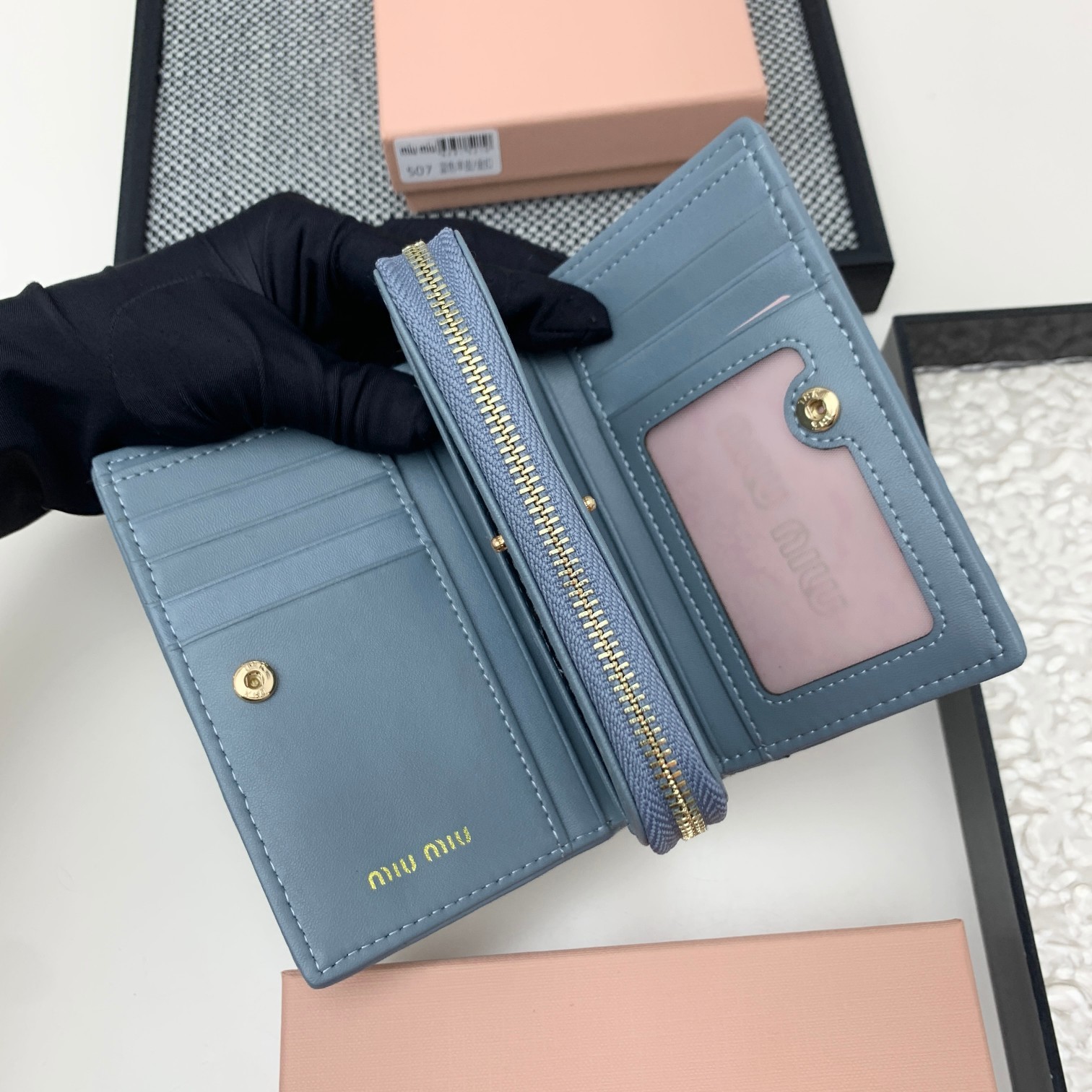 编号:507
品牌:miu miu 
颜色:黑色 粉色 蓝色
尺寸: 13.5.*9.5.*3.5
说明