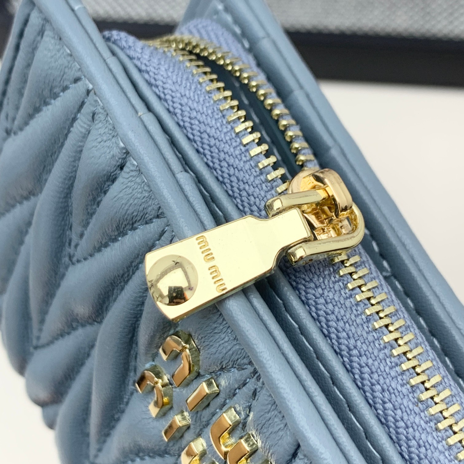 编号:507
品牌:miu miu 
颜色:黑色 粉色 蓝色
尺寸: 13.5.*9.5.*3.5
说明