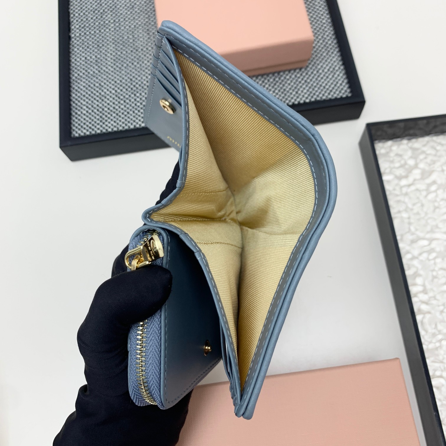 编号:507
品牌:miu miu 
颜色:黑色 粉色 蓝色
尺寸: 13.5.*9.5.*3.5
说明