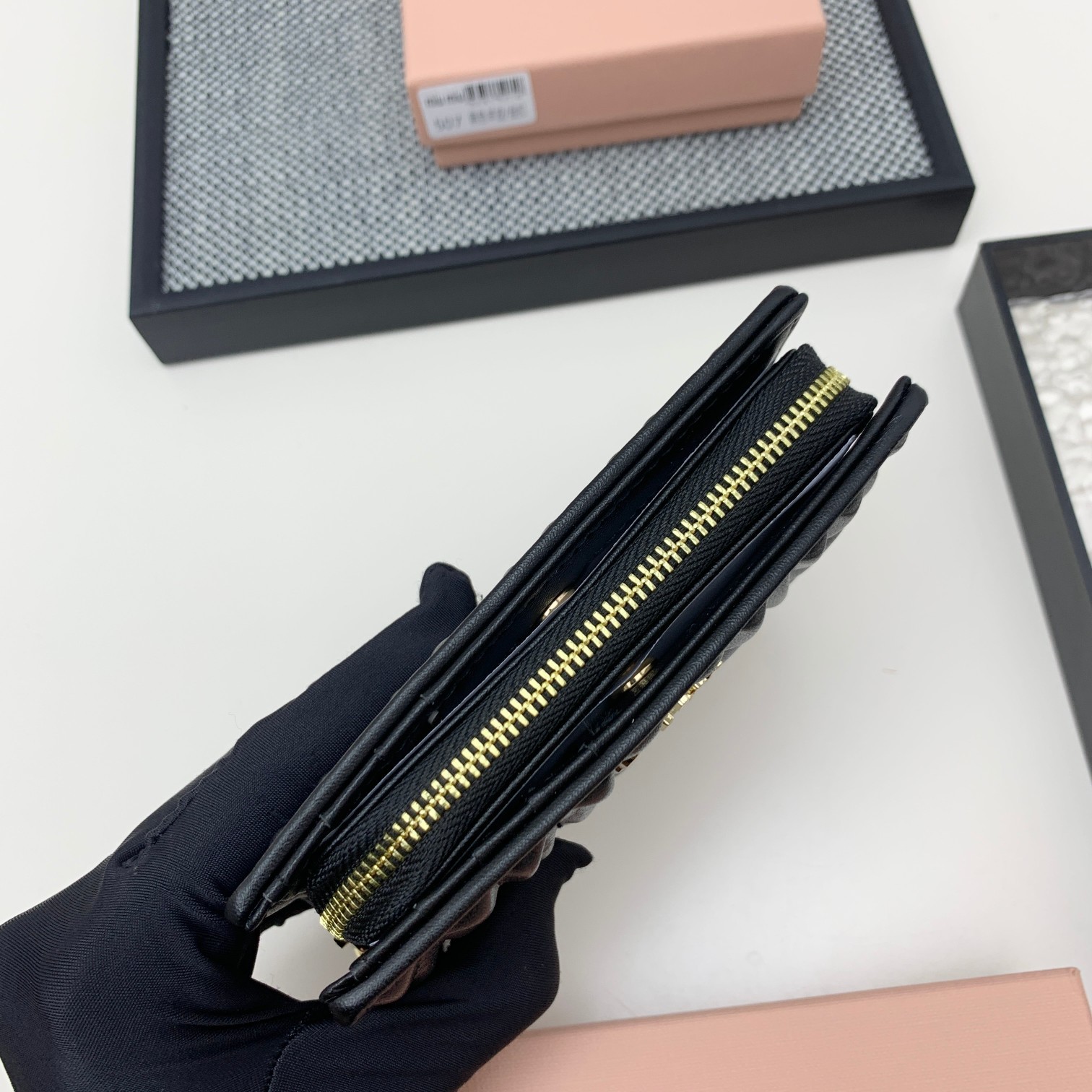 编号:507
品牌:miu miu 
颜色:黑色 粉色 蓝色
尺寸: 13.5*9.5*3.5
说明