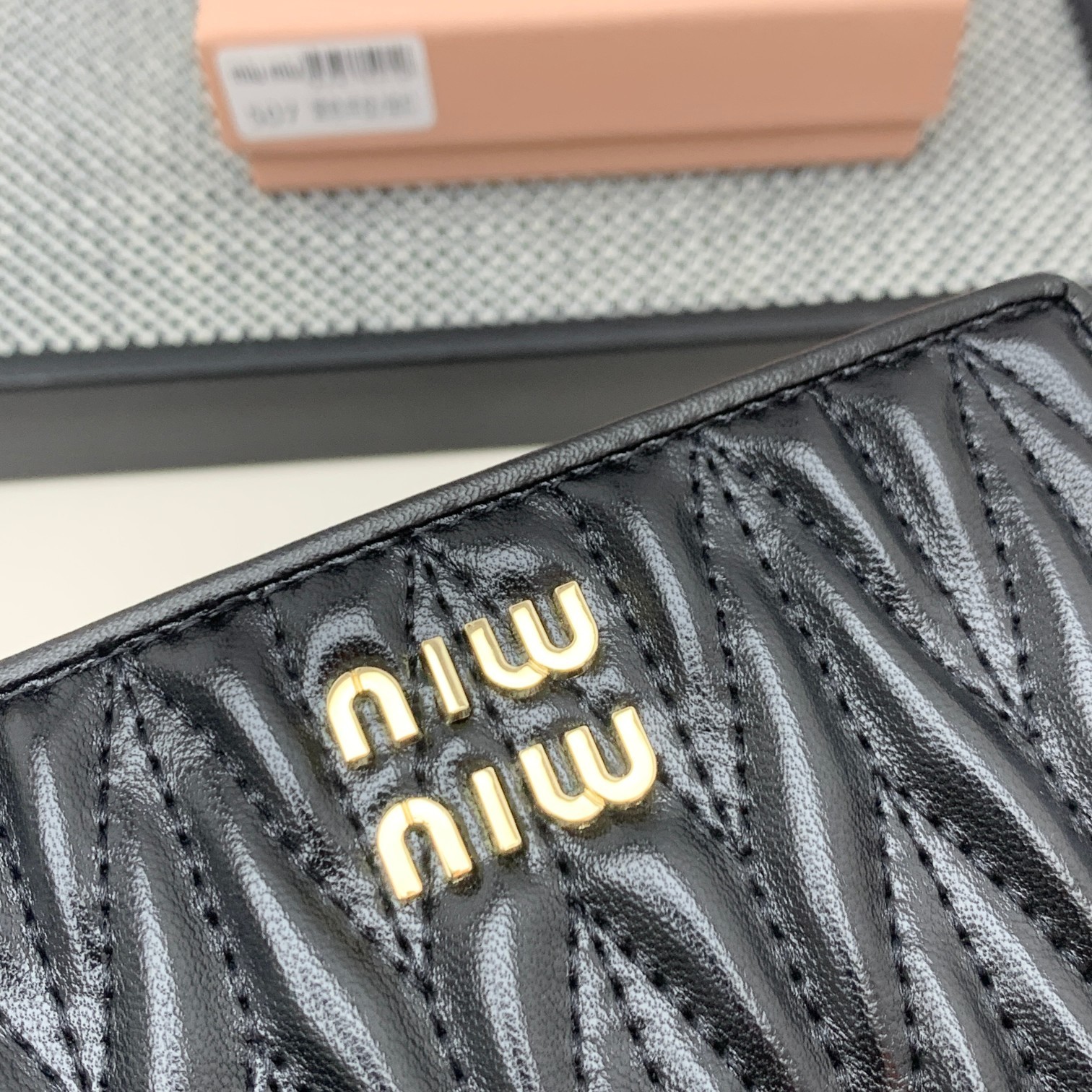 编号:507
品牌:miu miu 
颜色:黑色 粉色 蓝色
尺寸: 13.5*9.5*3.5
说明