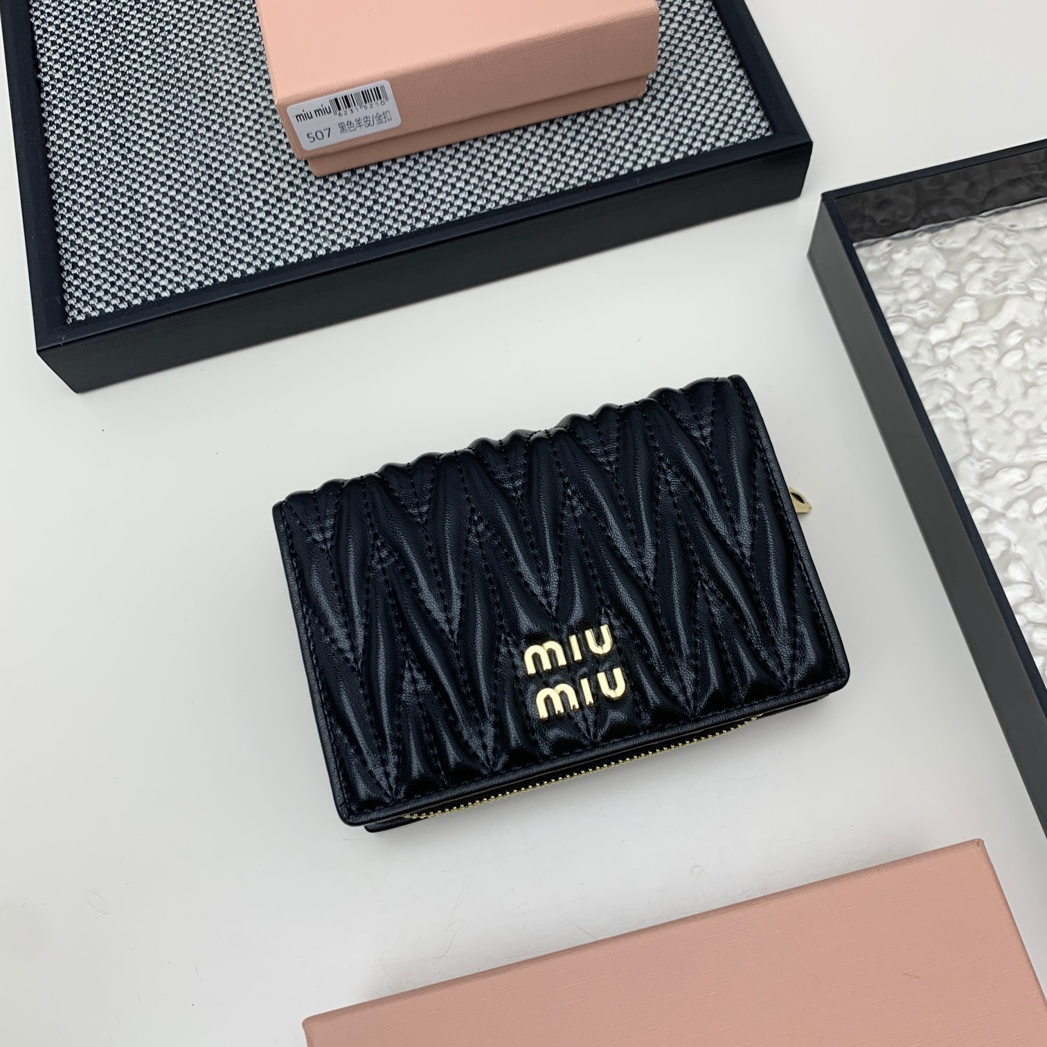 编号:507
品牌:miu miu 
颜色:黑色 粉色 蓝色
尺寸: 13.5*9.5*3.5
说明
