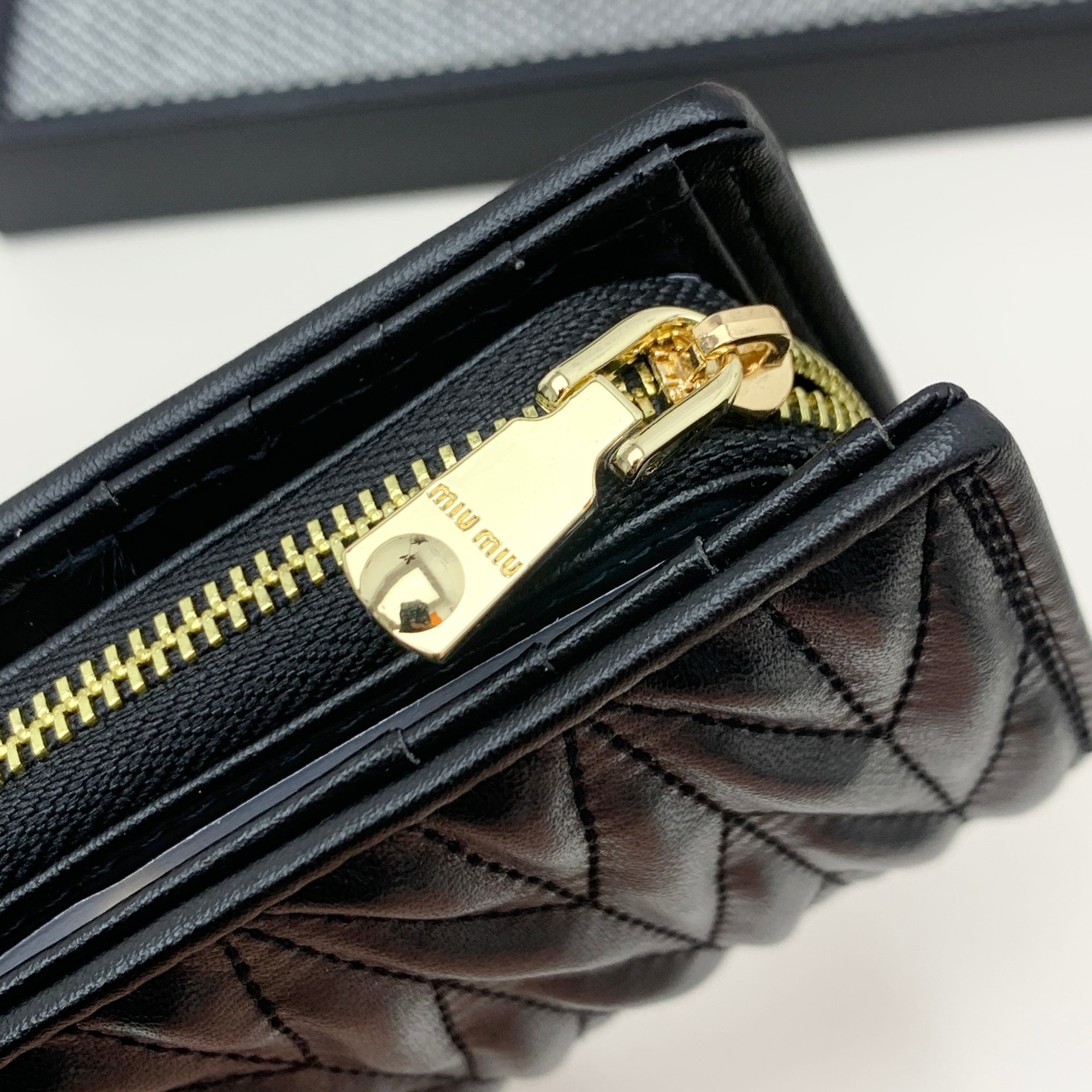 编号:507
品牌:miu miu 
颜色:黑色 粉色 蓝色
尺寸: 13.5*9.5*3.5
说明