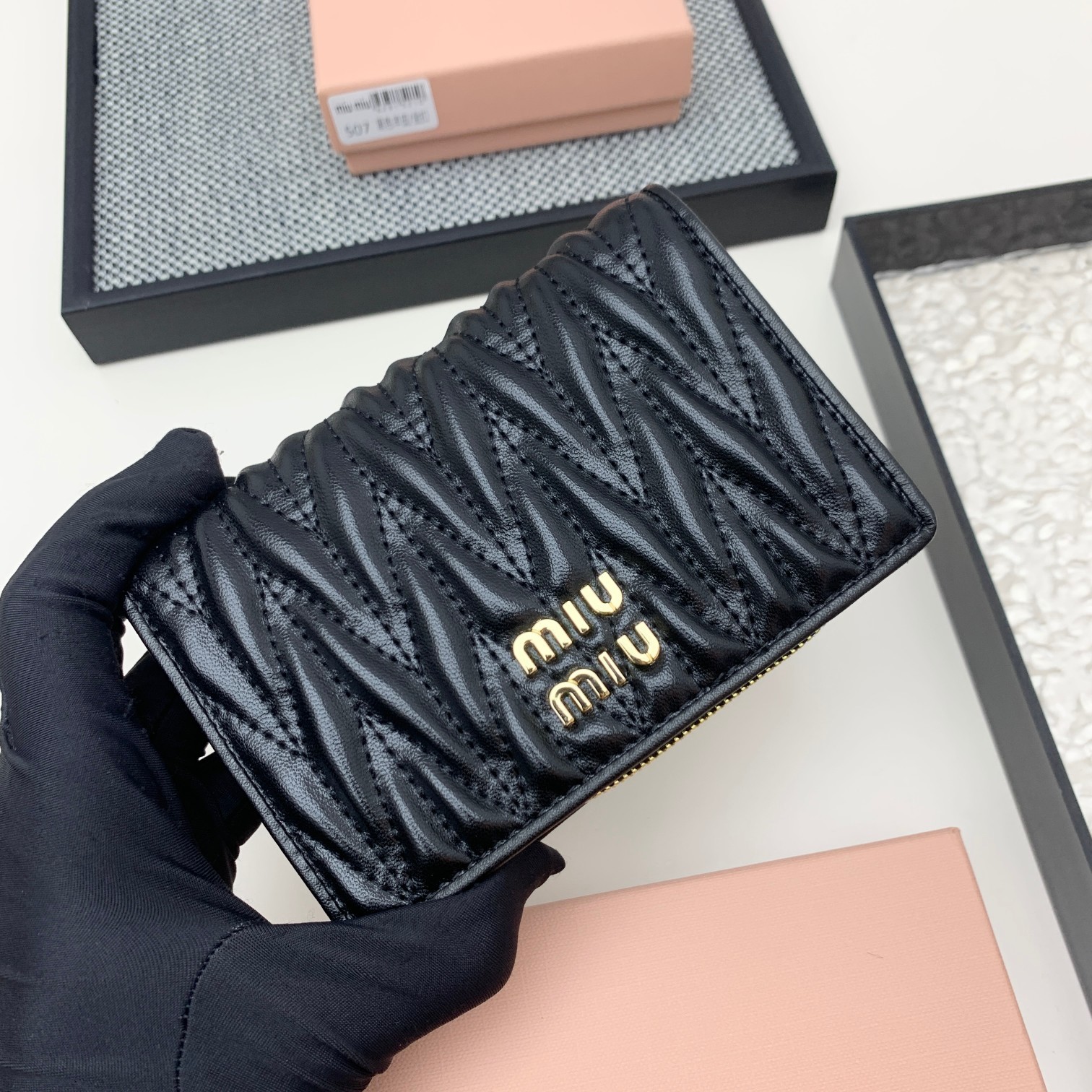 编号:507
品牌:miu miu 
颜色:黑色 粉色 蓝色
尺寸: 13.5*9.5*3.5
说明