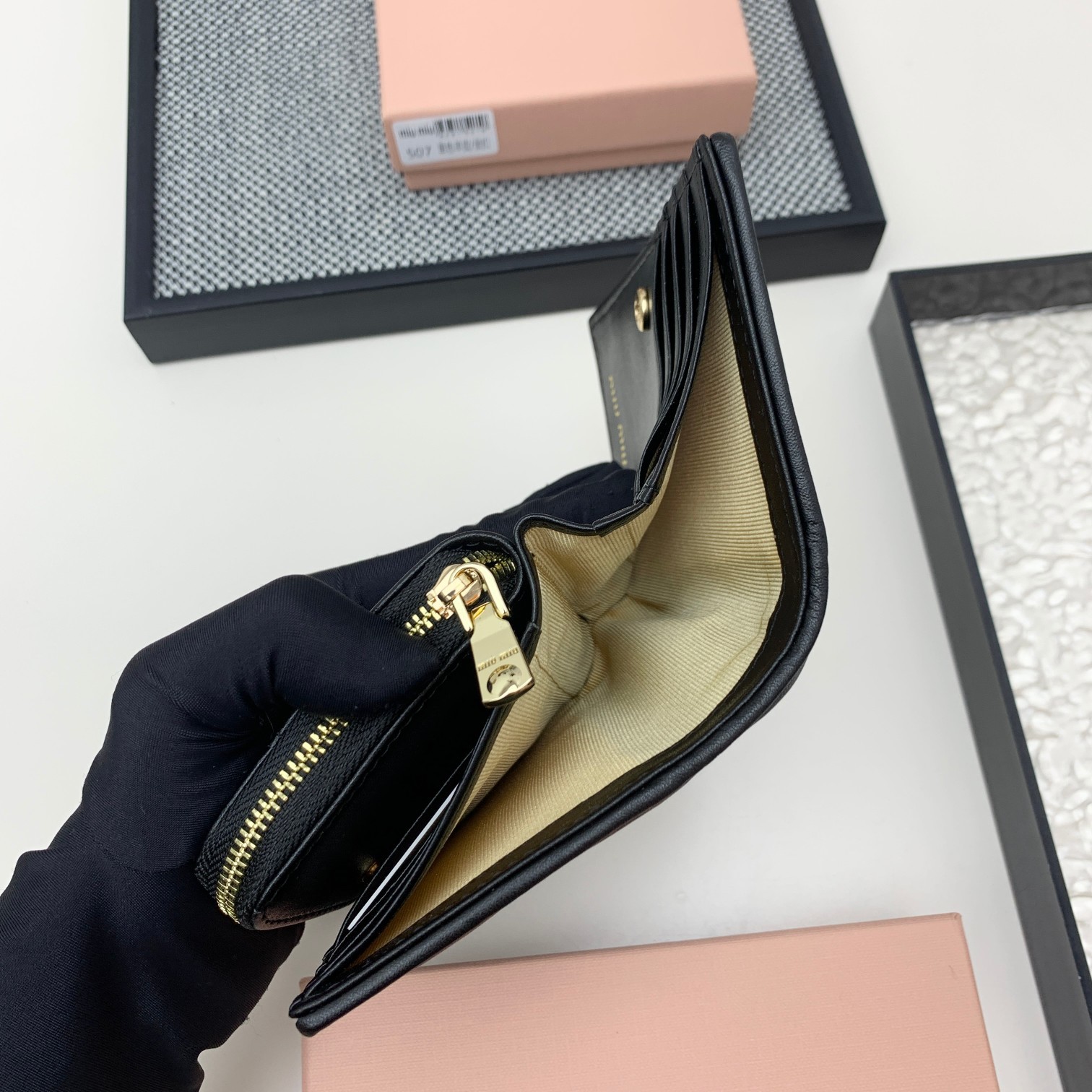 编号:507
品牌:miu miu 
颜色:黑色 粉色 蓝色
尺寸: 13.5*9.5*3.5
说明
