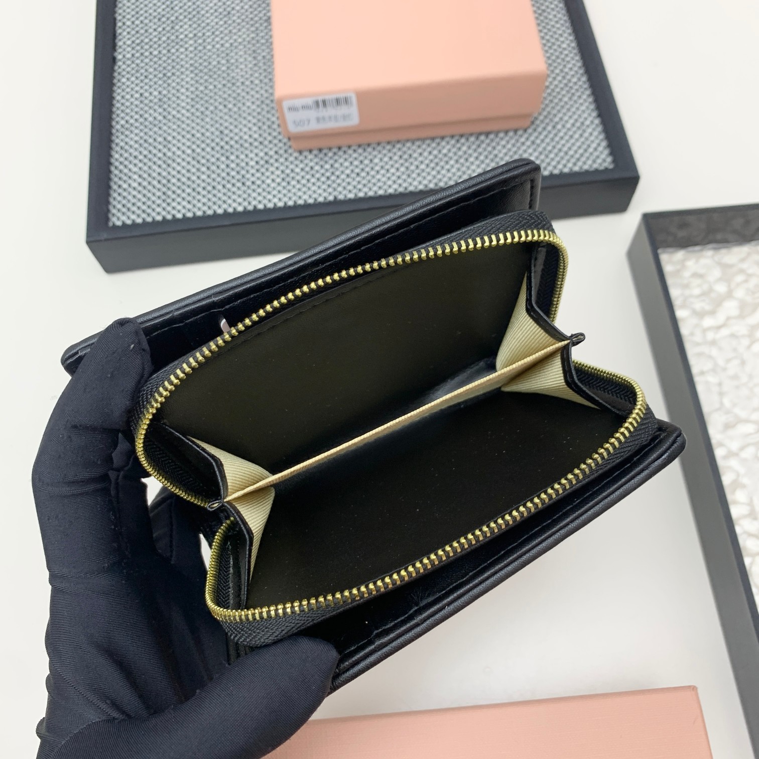 编号:507
品牌:miu miu 
颜色:黑色 粉色 蓝色
尺寸: 13.5*9.5*3.5
说明