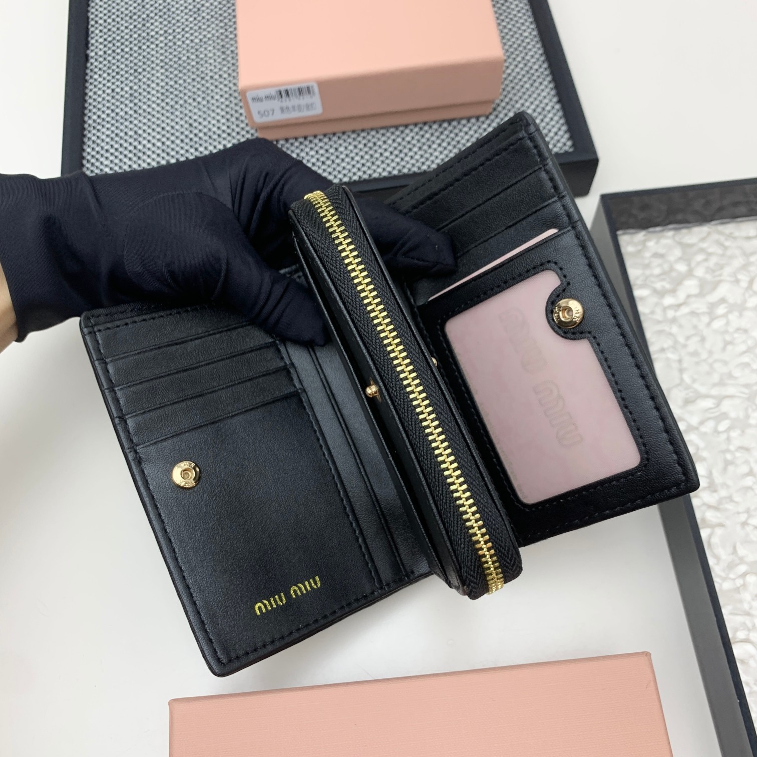 编号:507
品牌:miu miu 
颜色:黑色 粉色 蓝色
尺寸: 13.5*9.5*3.5
说明