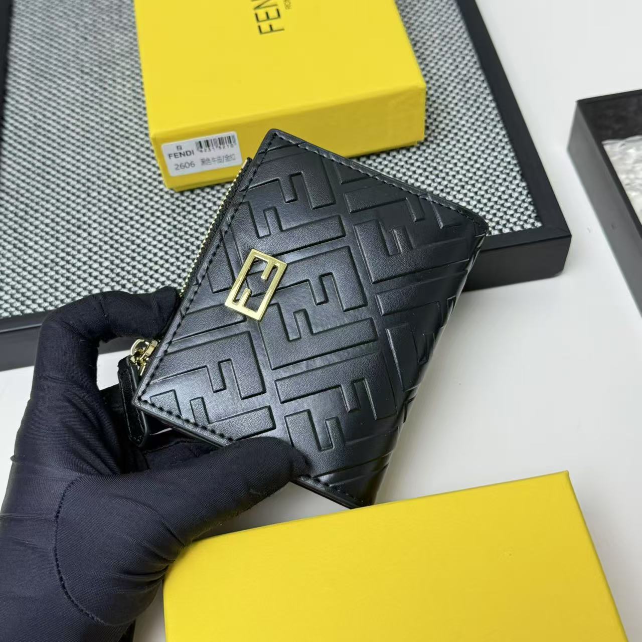 FENDI 芬迪 Baguette 法棍包 金标Logo 老花FF压纹 纳帕皮革 双折钱包钱夹 中号 女