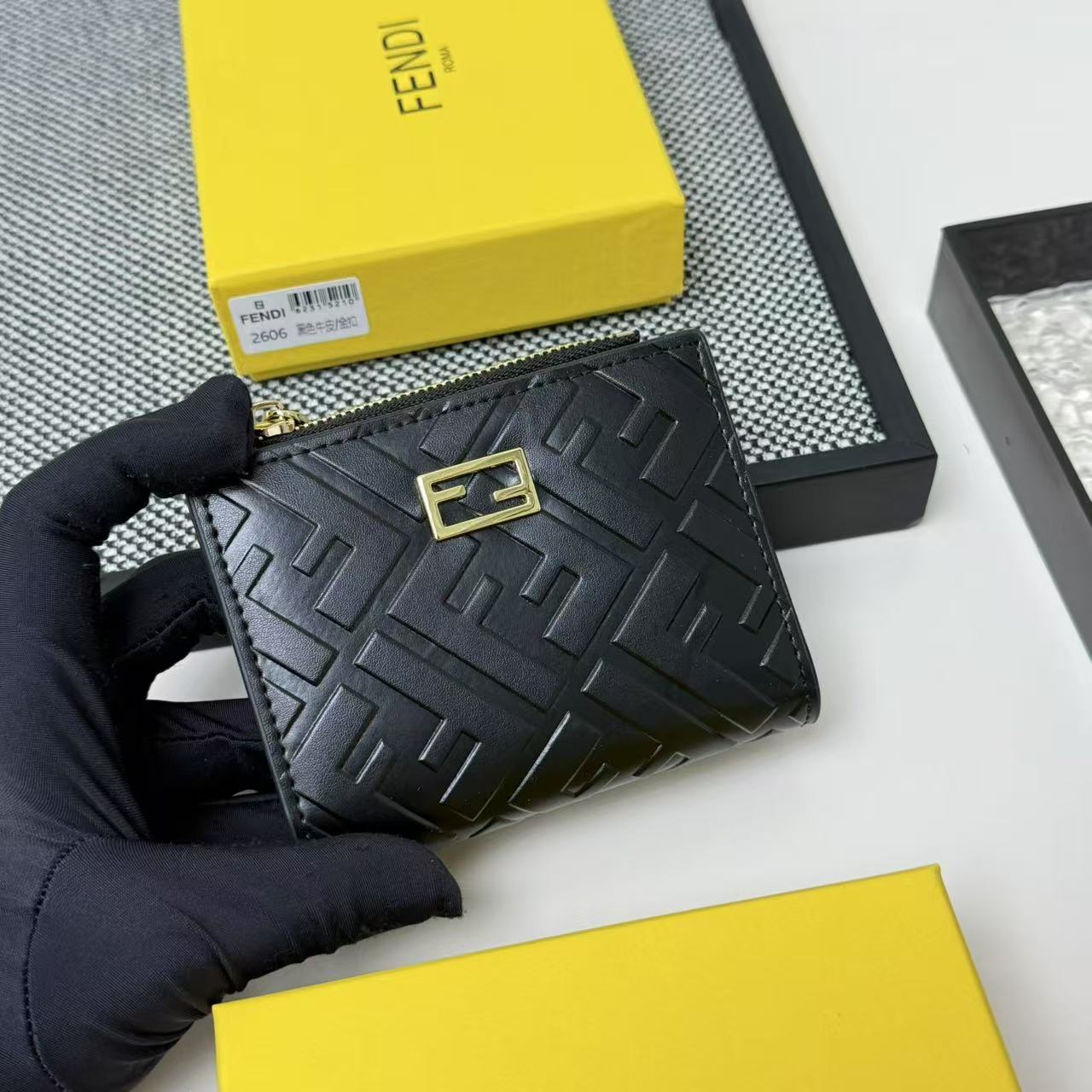 FENDI 芬迪 Baguette 法棍包 金标Logo 老花FF压纹 纳帕皮革 双折钱包钱夹 中号 女