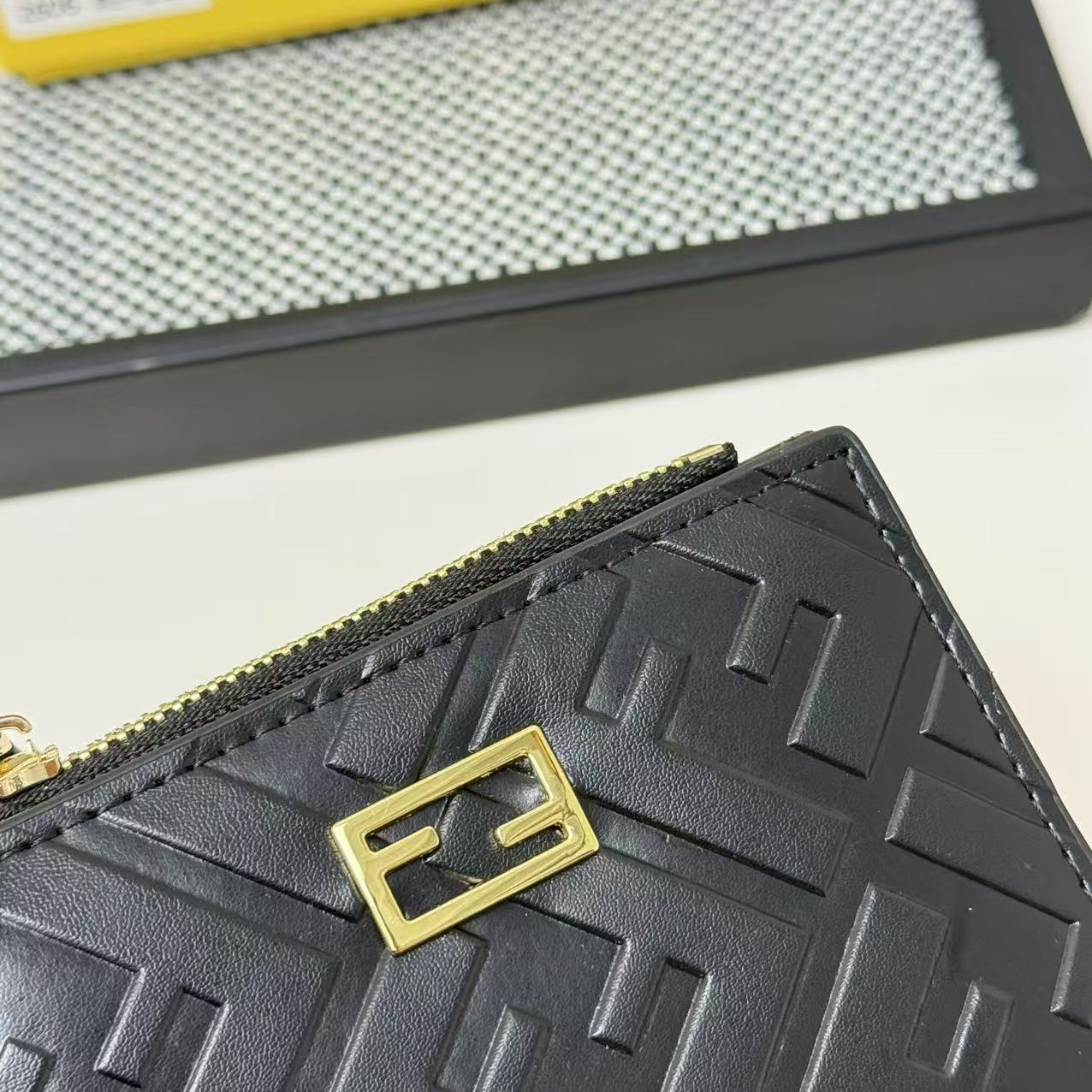 FENDI 芬迪 Baguette 法棍包 金标Logo 老花FF压纹 纳帕皮革 双折钱包钱夹 中号 女