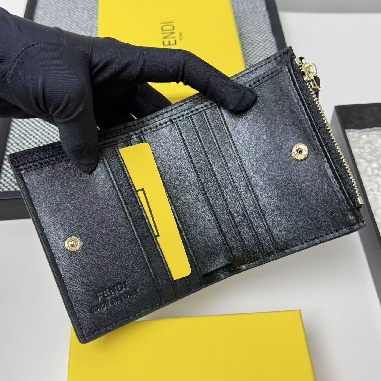 FENDI 芬迪 Baguette 法棍包 金标Logo 老花FF压纹 纳帕皮革 双折钱包钱夹 中号 女