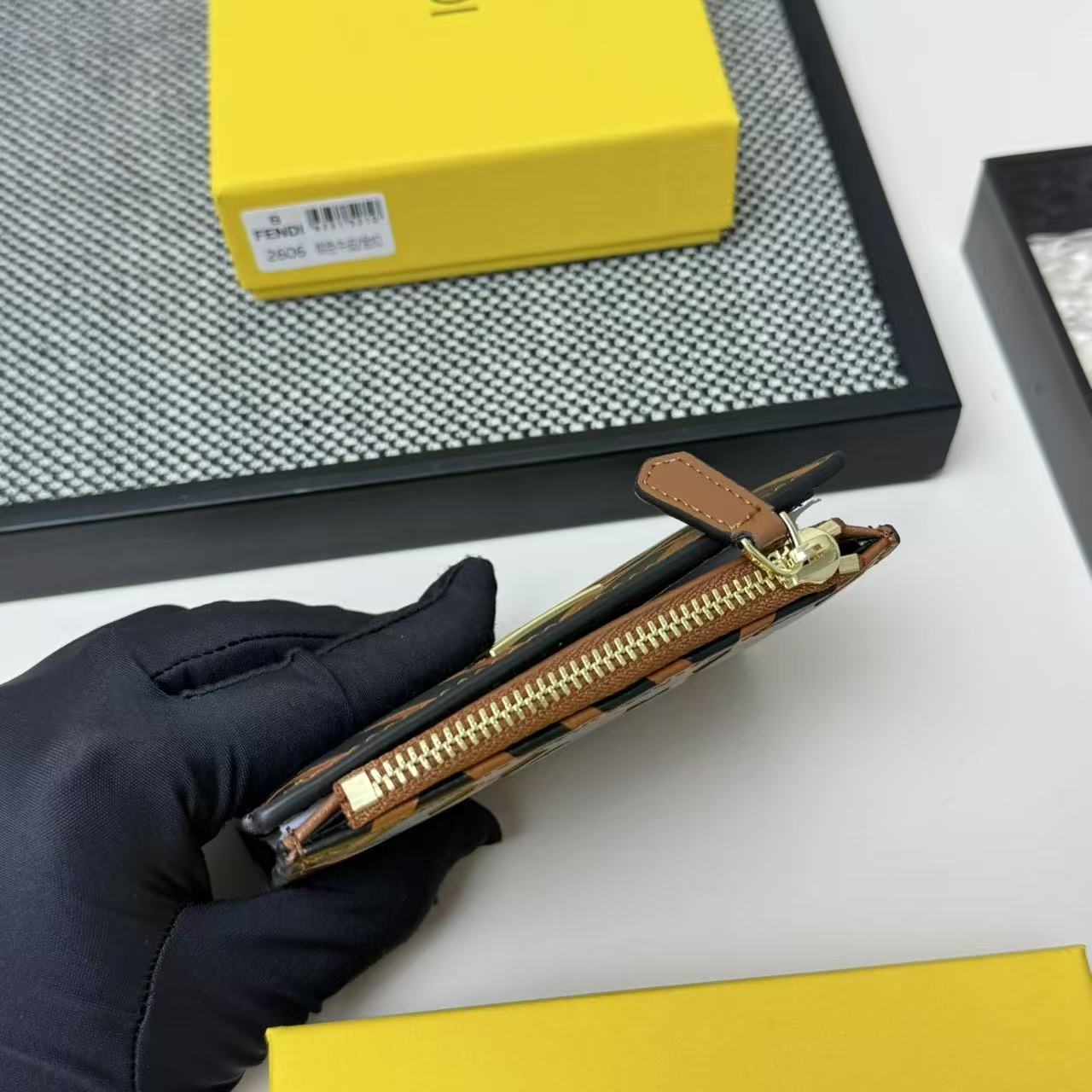 FENDI 芬迪 Baguette 法棍包 金标Logo 老花FF压纹 纳帕皮革 双折钱包钱夹 中号 女
