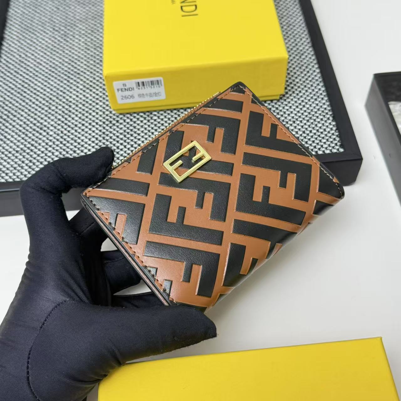 FENDI 芬迪 Baguette 法棍包 金标Logo 老花FF压纹 纳帕皮革 双折钱包钱夹 中号 女